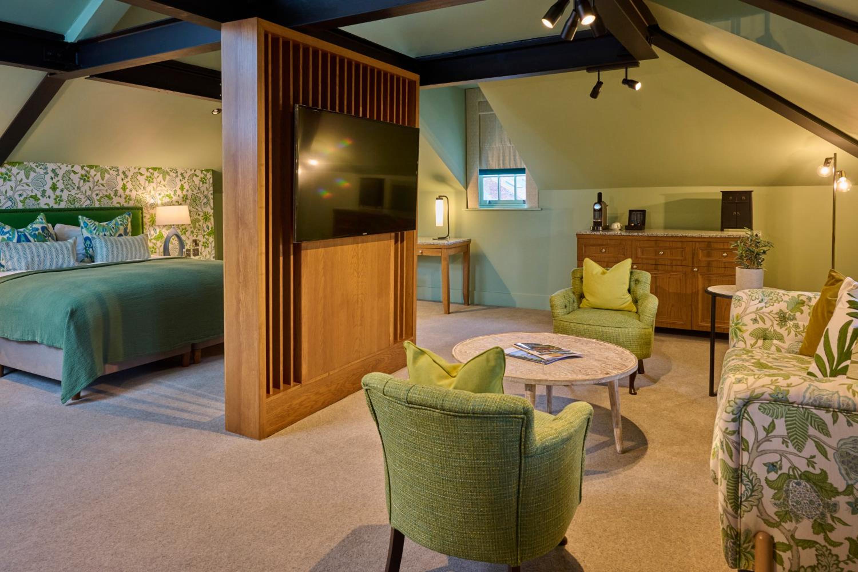 Suite - Photo 1