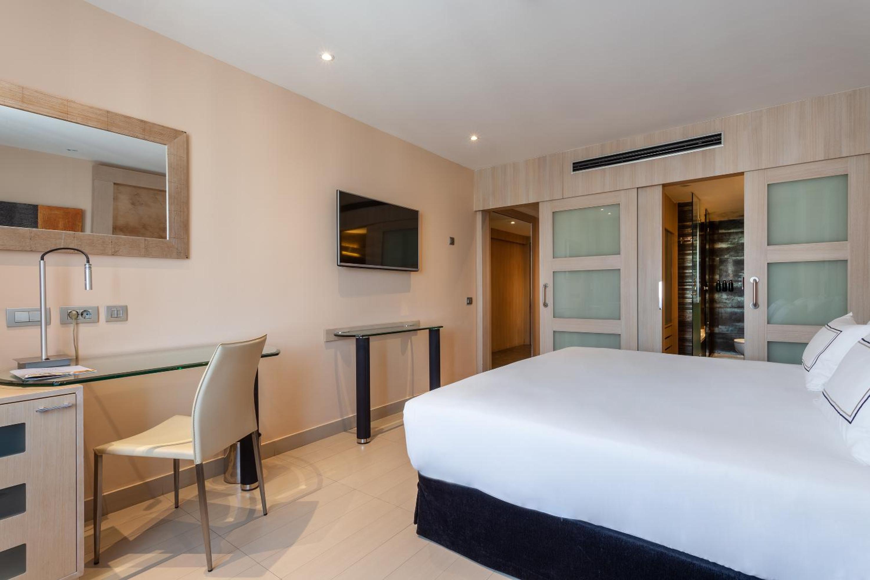 Premium Room (2 Adults + 2 Children) thumbnail 5