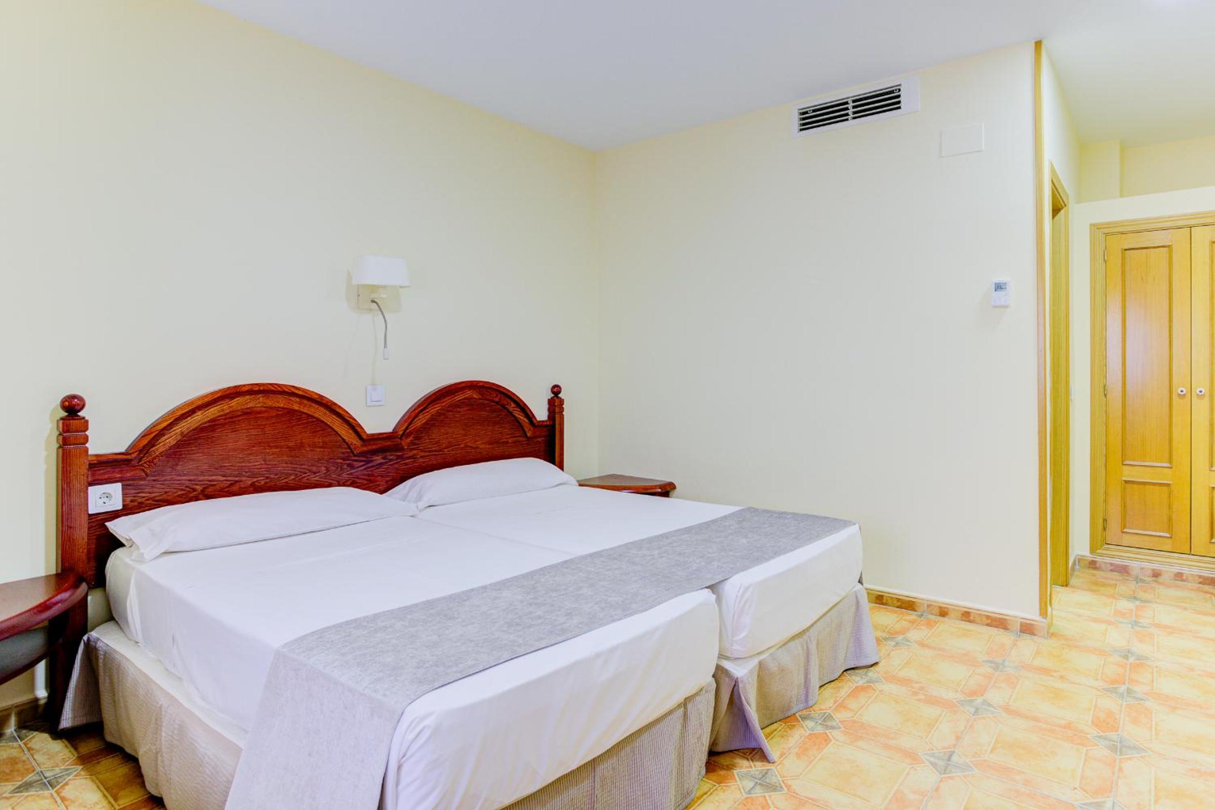 Twin Room - Photo 5