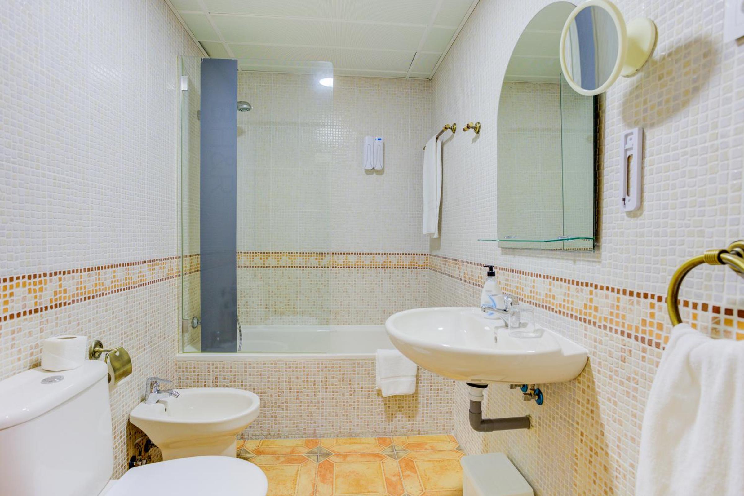 Deluxe Queen Room - Photo 2