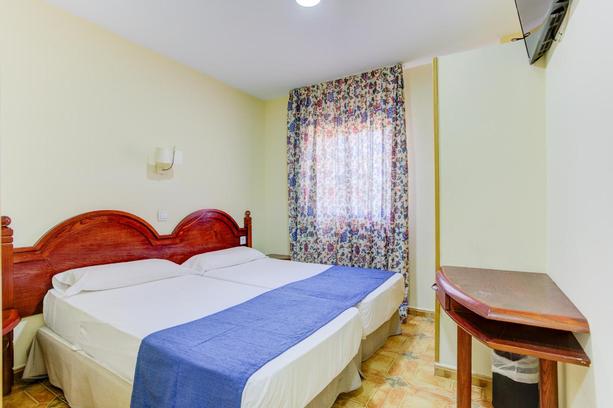 Twin Room - Photo 2
