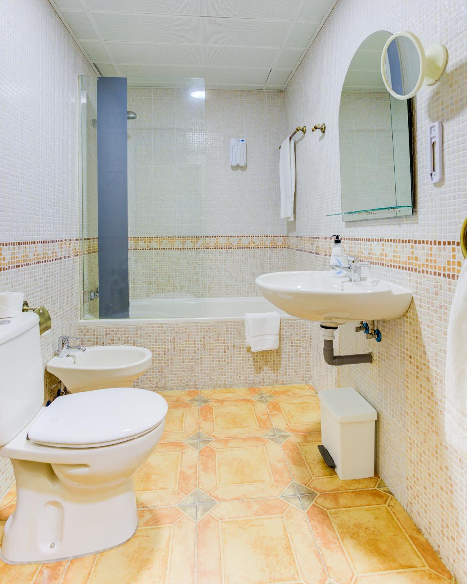 Deluxe Queen Room - Photo 3