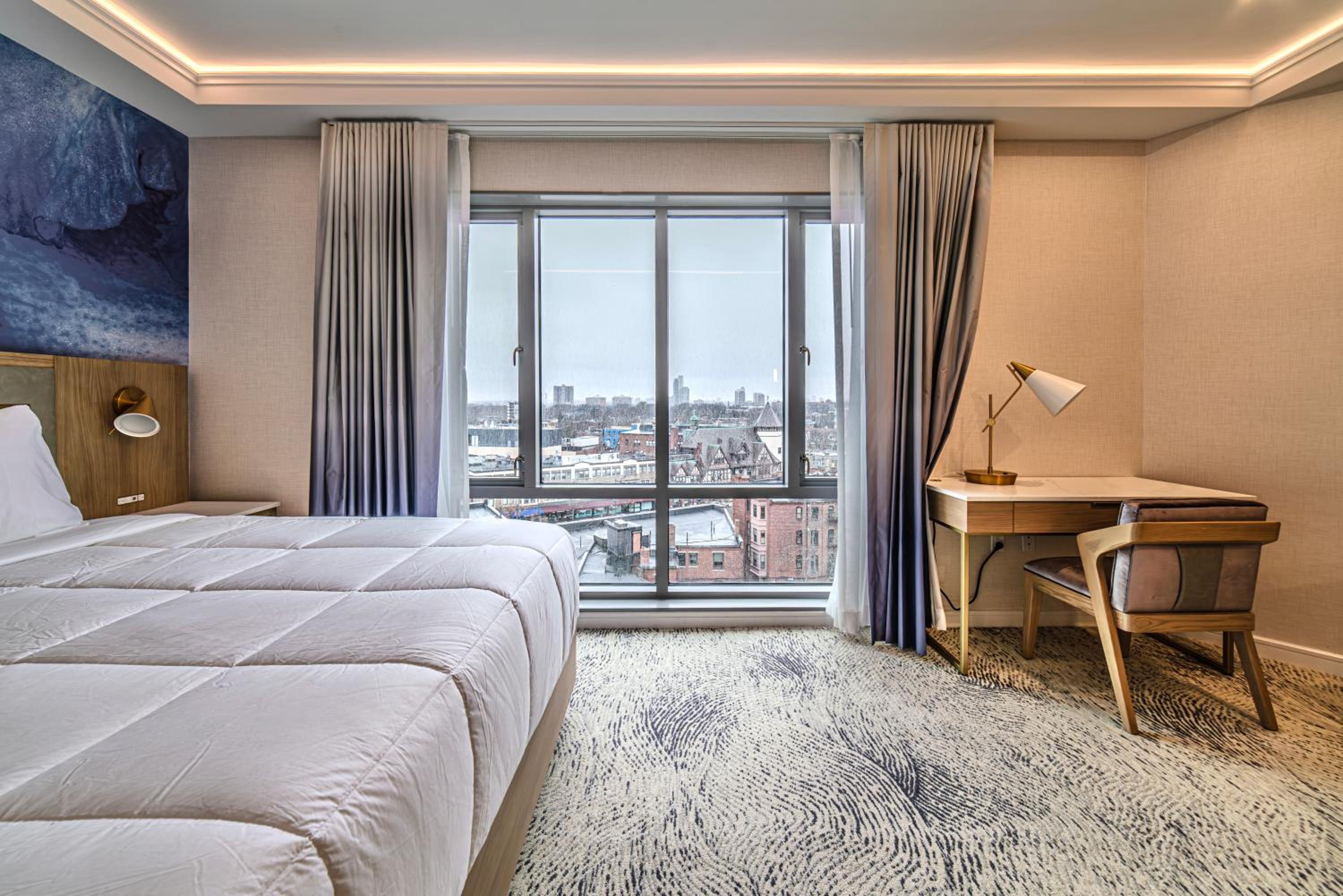 Deluxe King Room - Photo 9