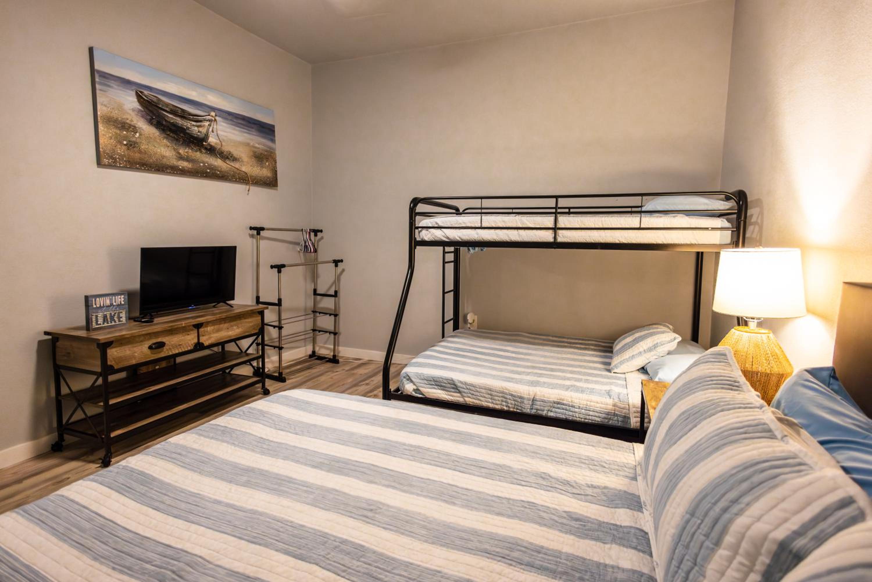 Two-Bedroom House - Photo 11