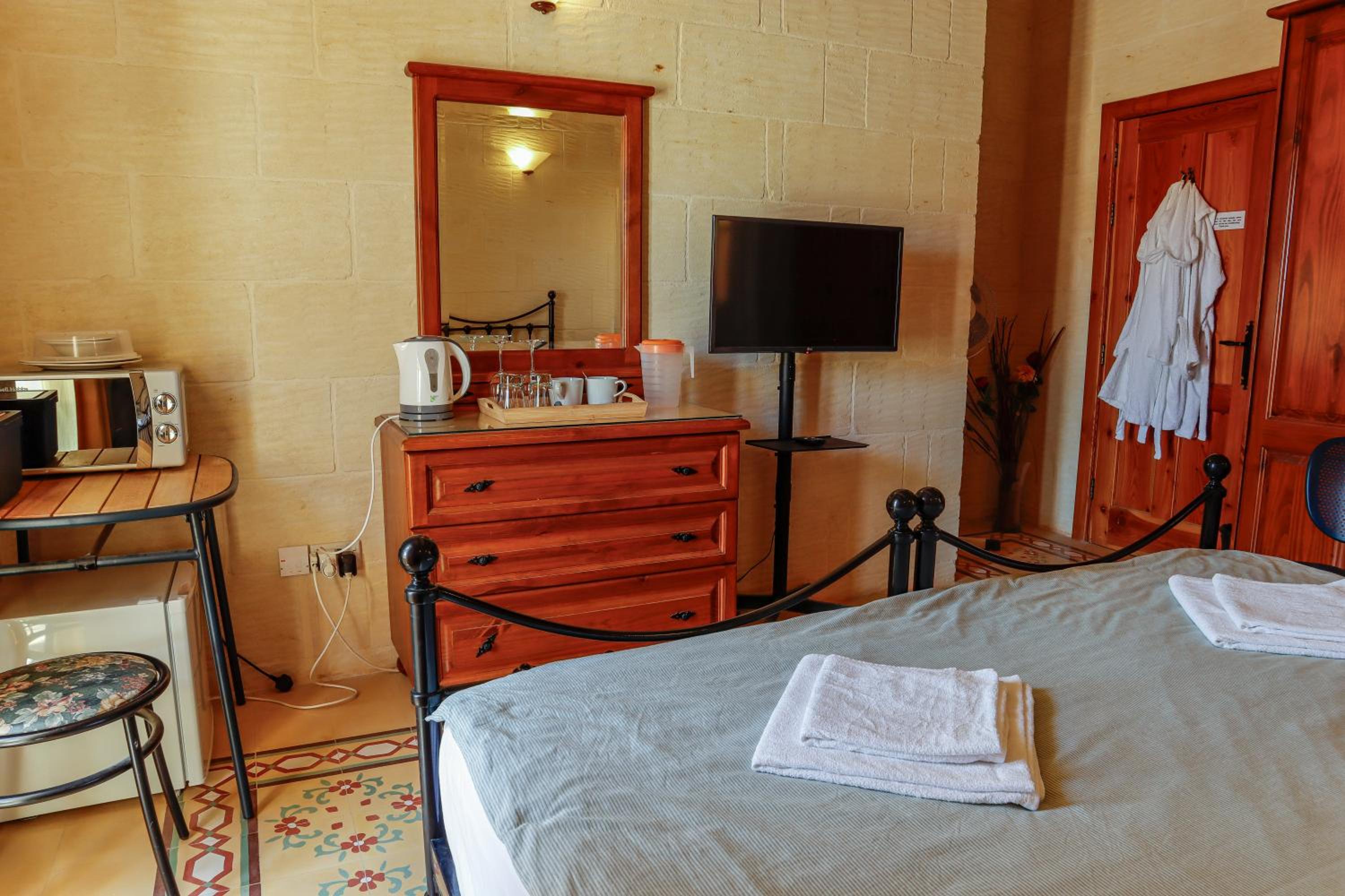 Deluxe Double Room with Balcony photo 2