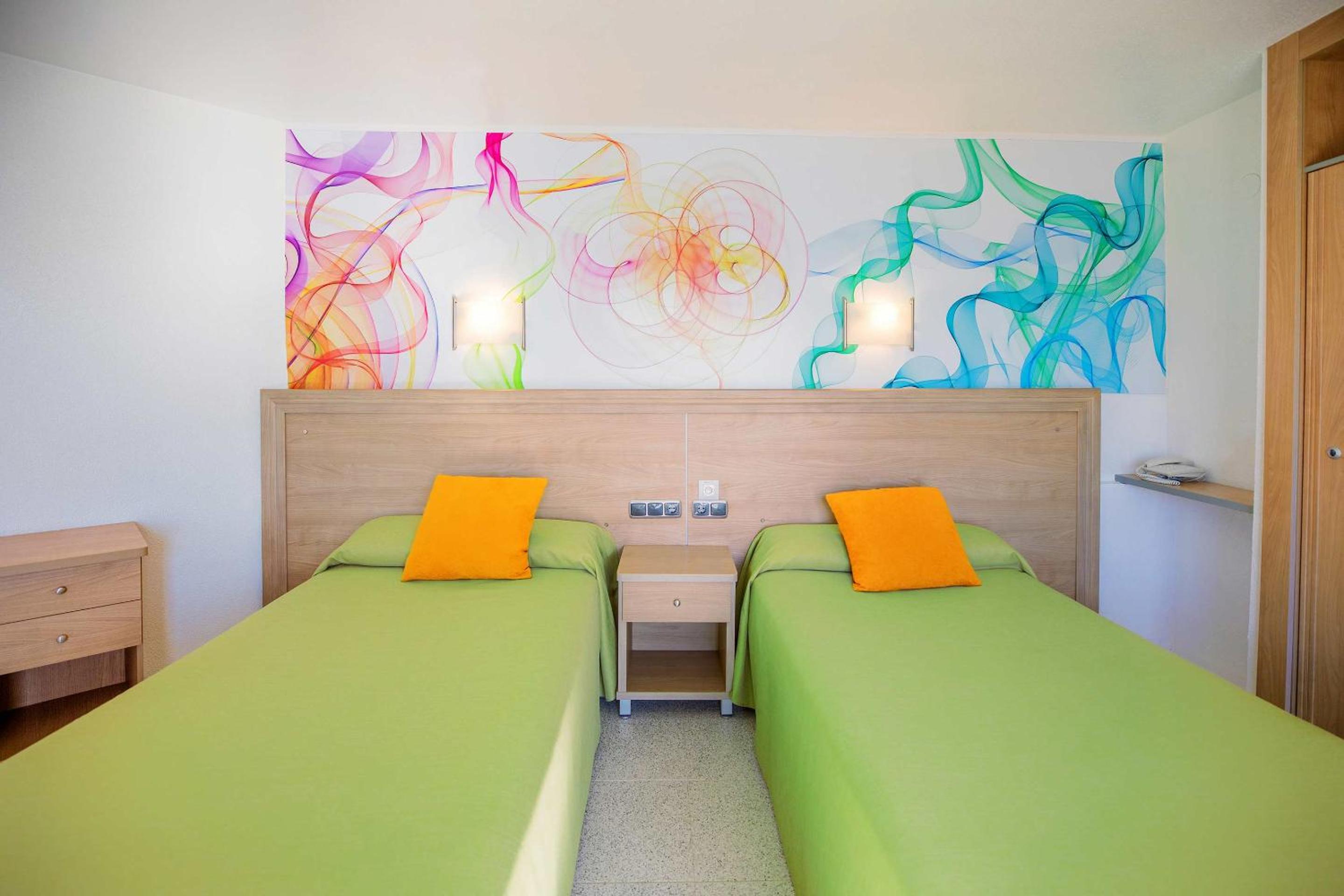 Habitación Doble o con Dos Camas Superiores con Dos Camas Extra (4 Adultos)