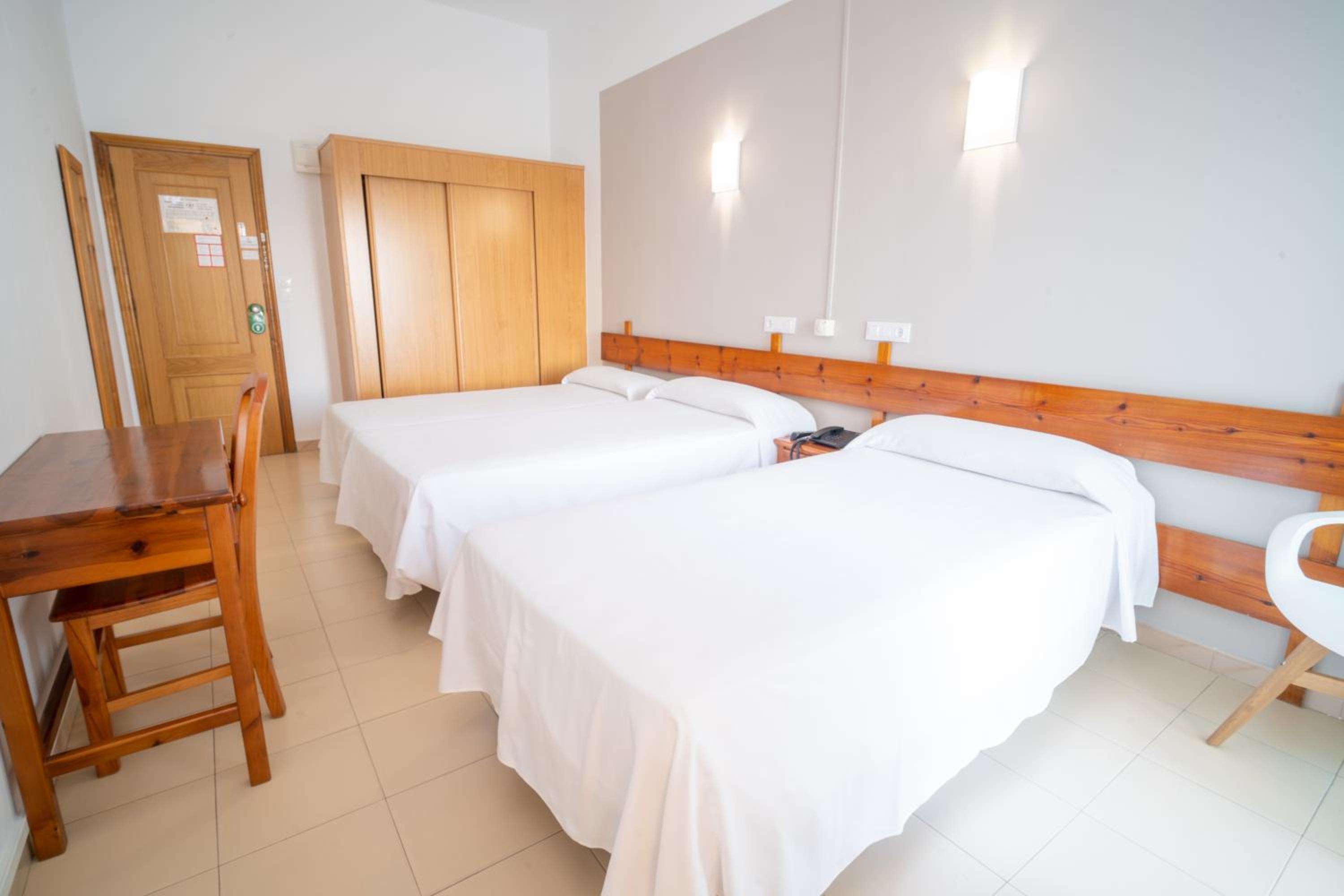 Double Room with Extra Bed photo 2