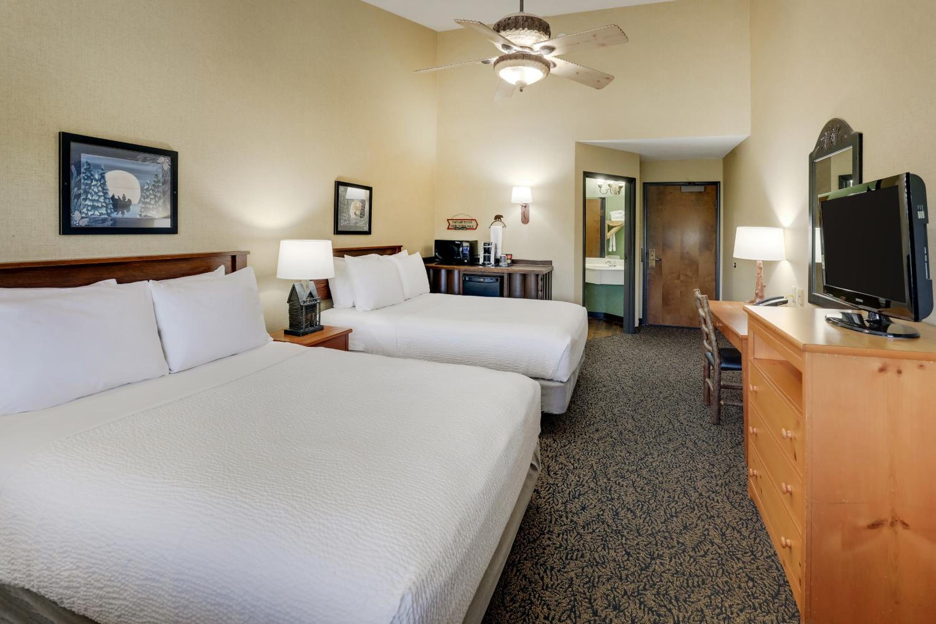 Deluxe Queen Room with Two Queen Beds - Photo 3