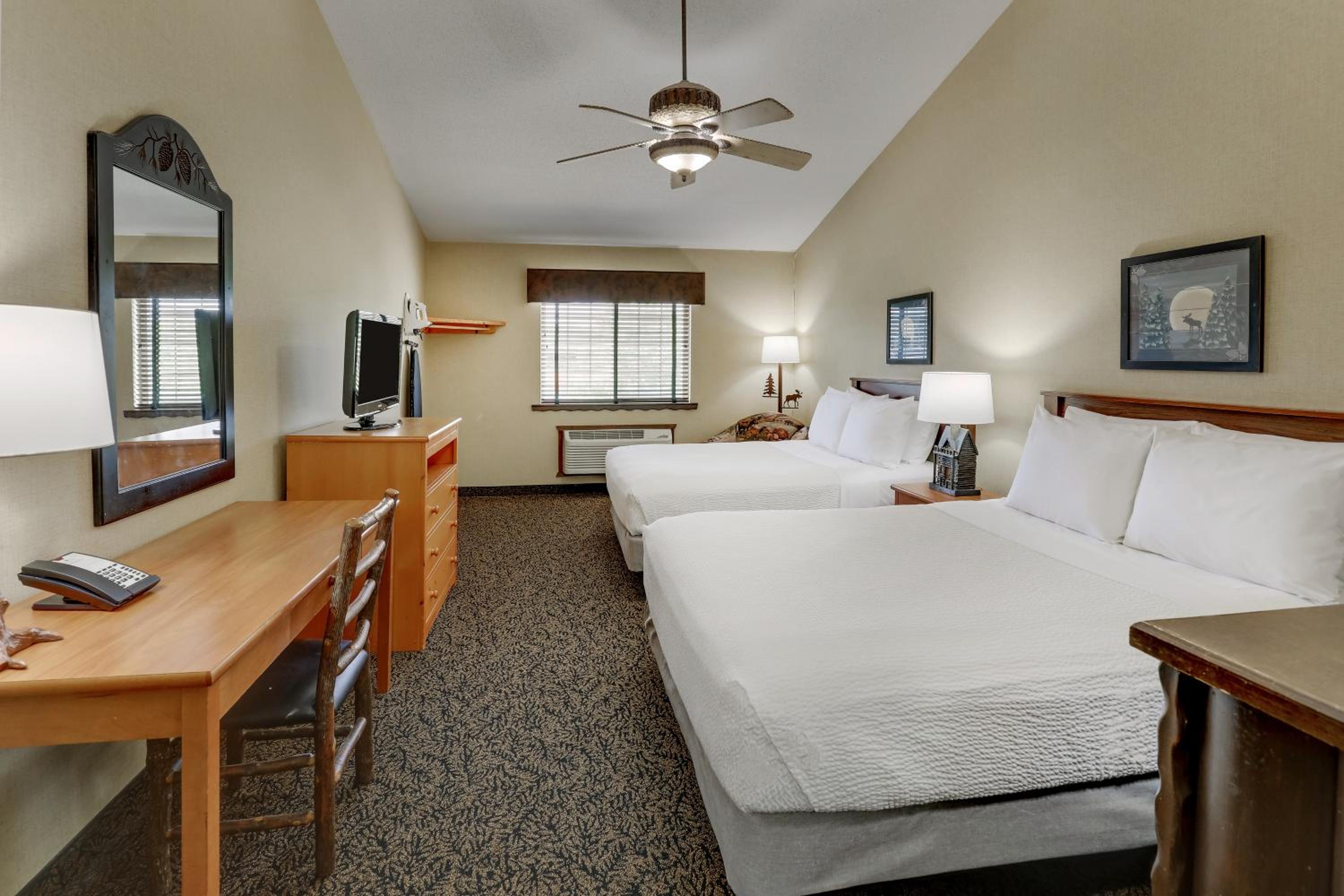 Deluxe Queen Room with Two Queen Beds - Photo 4