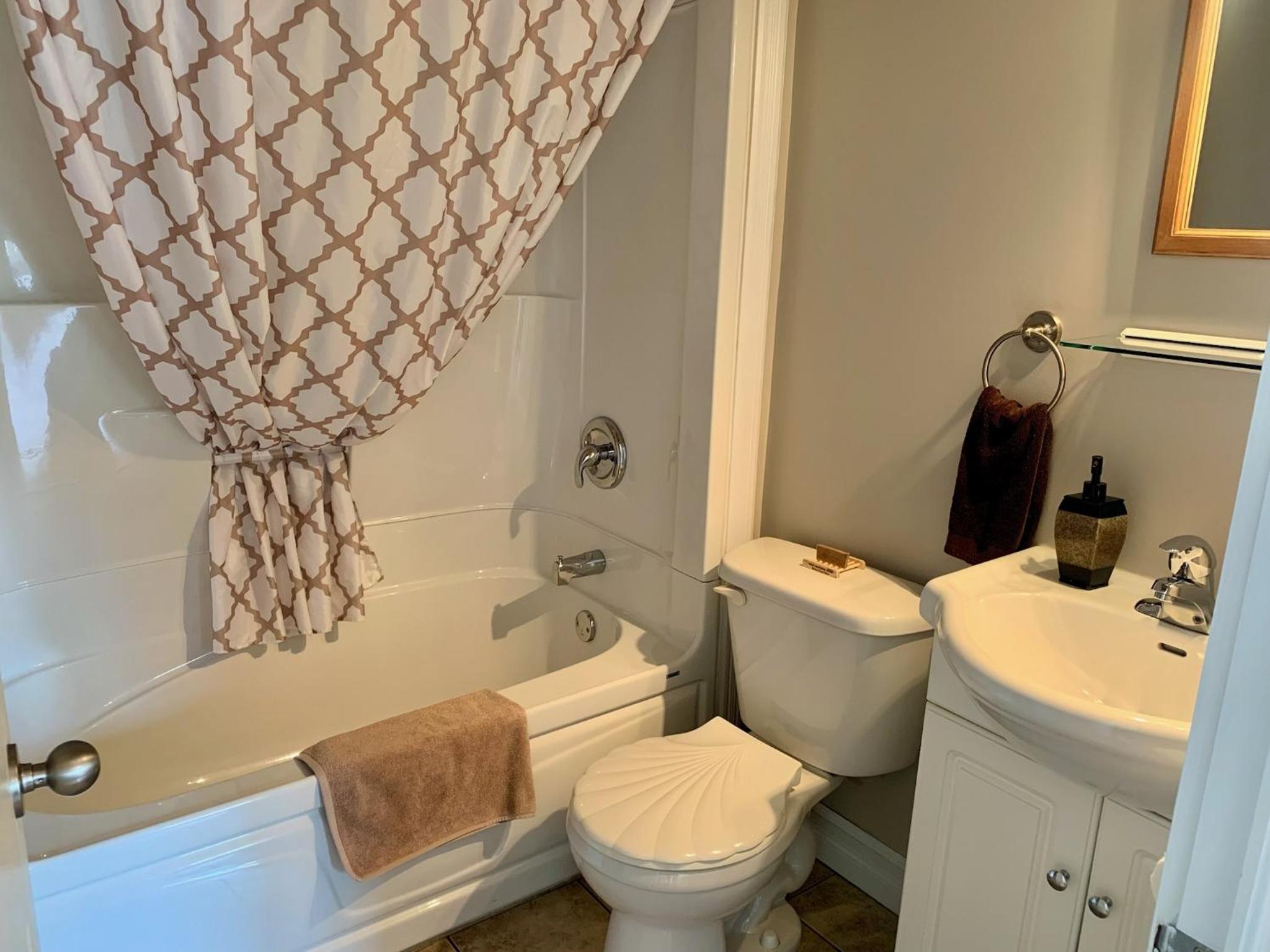 Queen Room photo 2