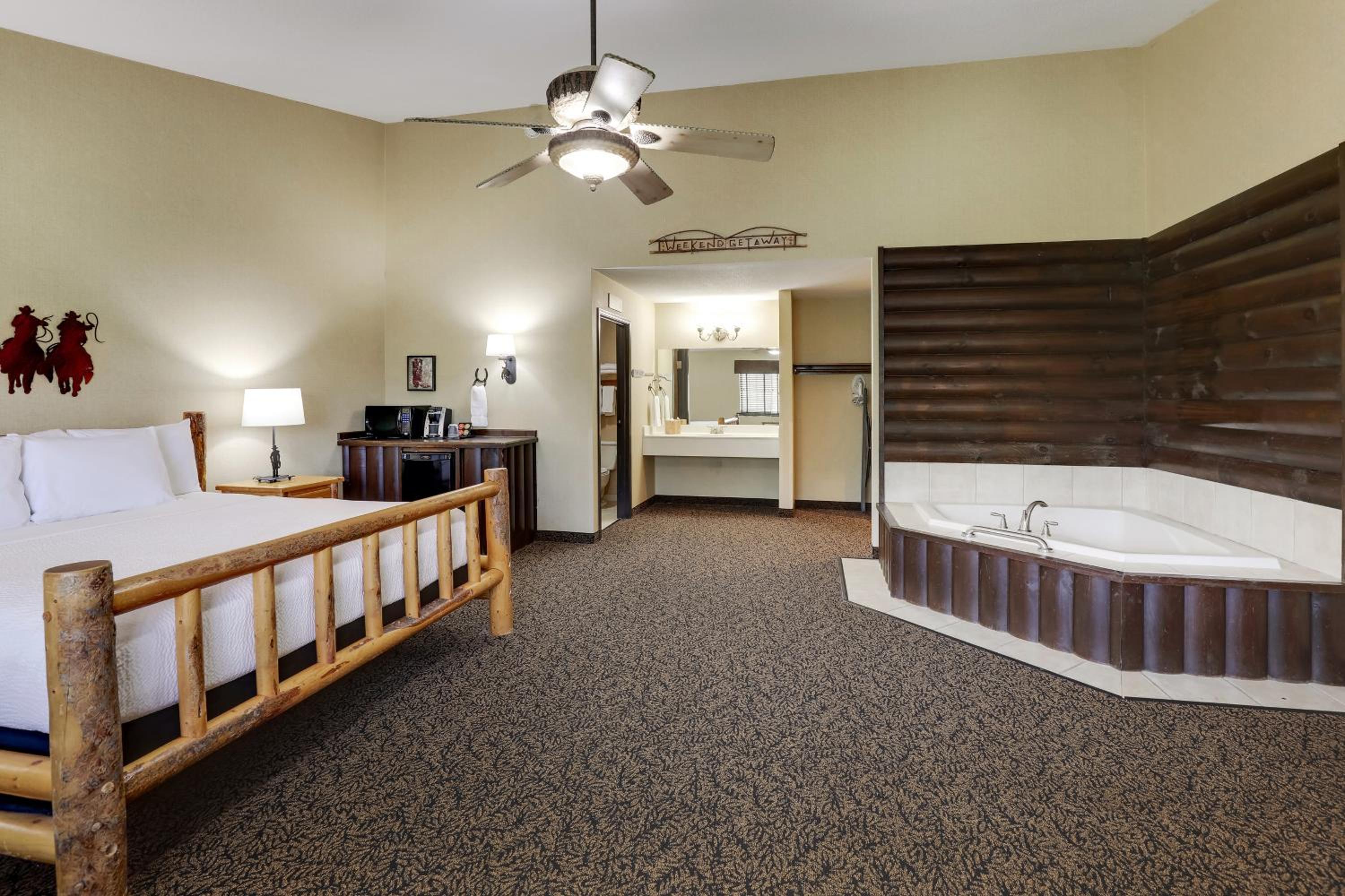 Suite with Hot Tub photo 1