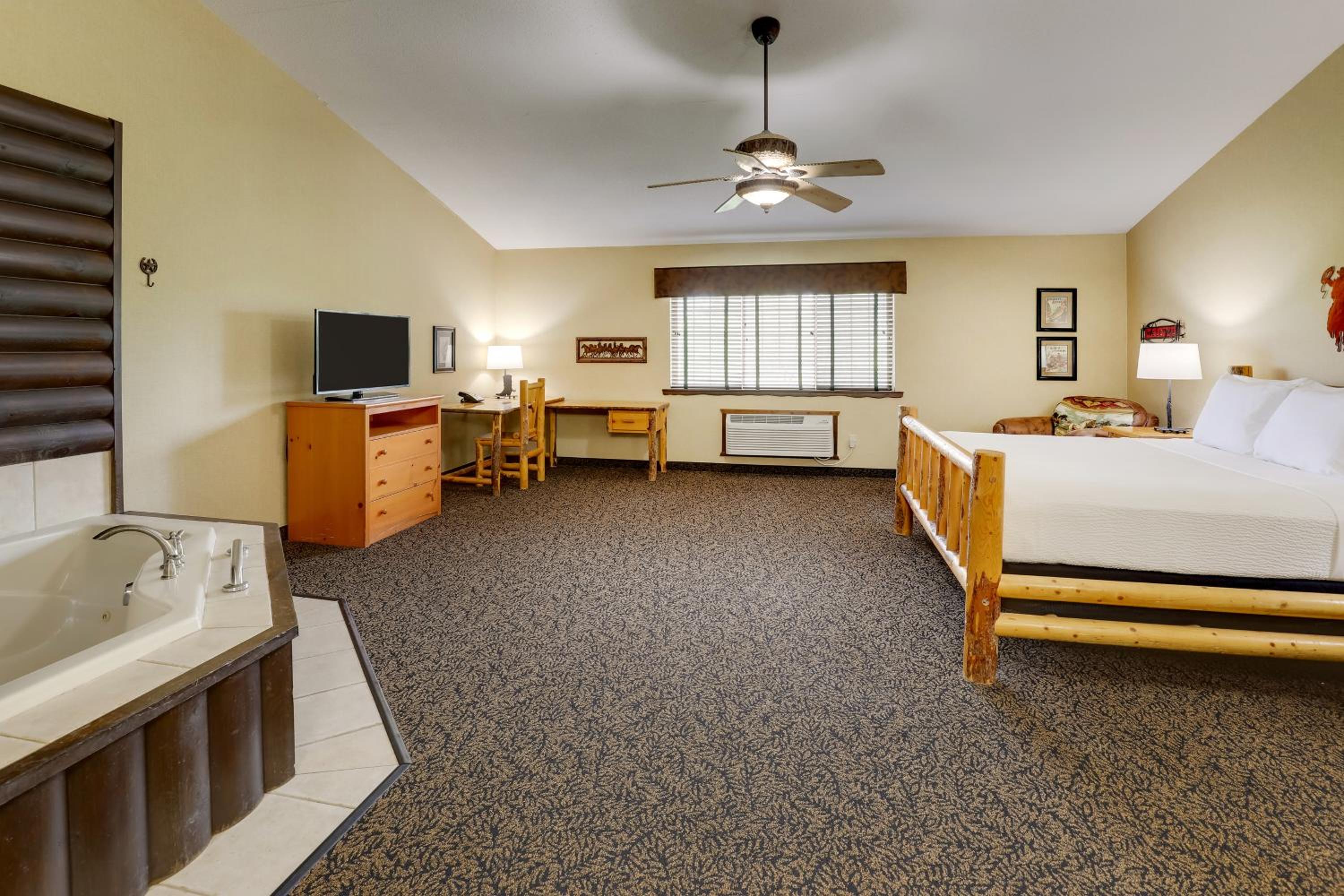 Suite with Hot Tub photo 2