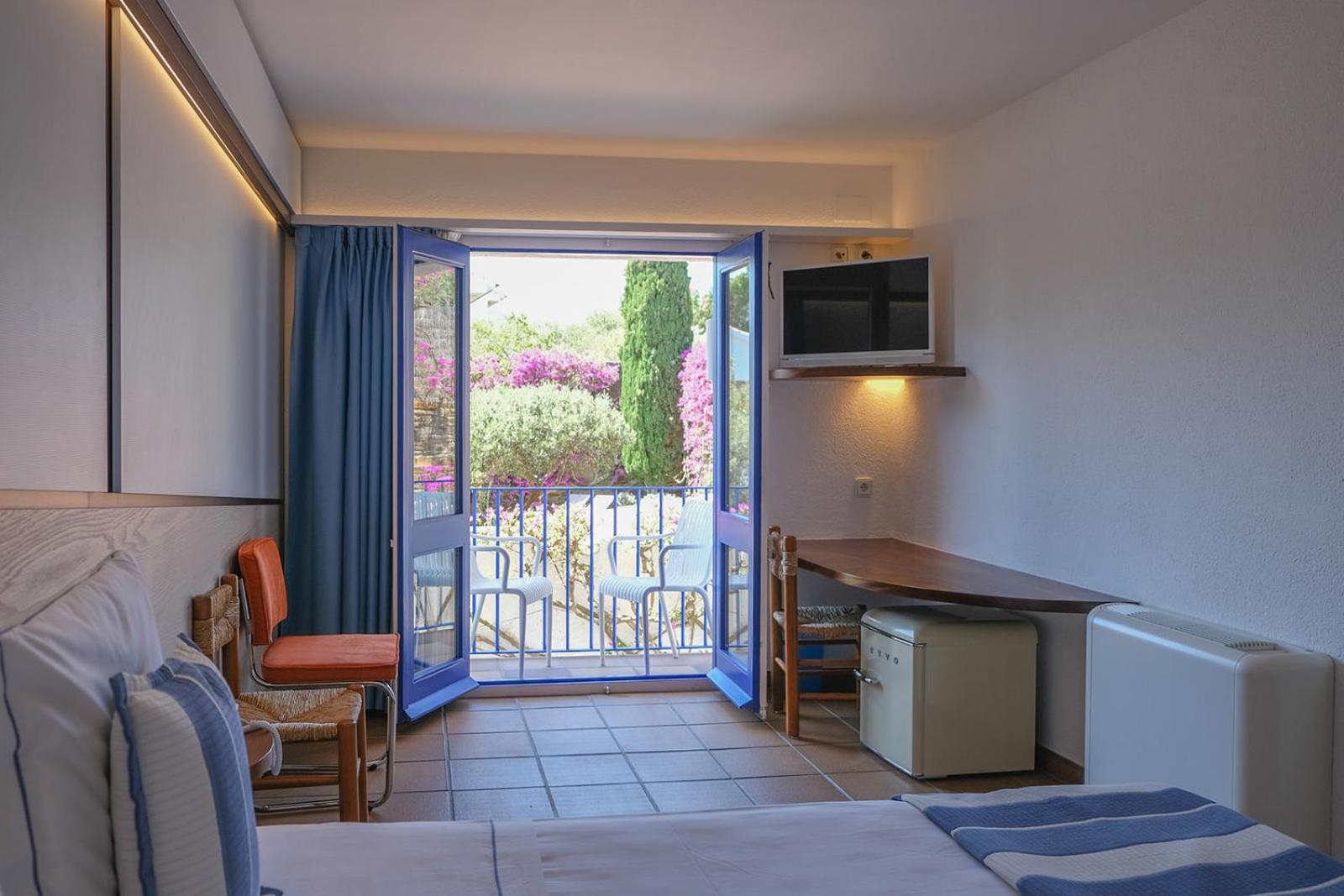 Double Room with Balcony - Photo 2