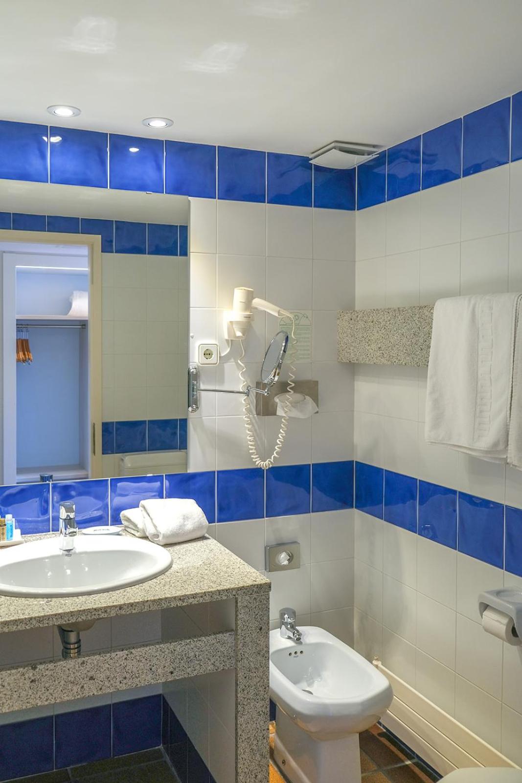 Double Room with Balcony - Photo 4