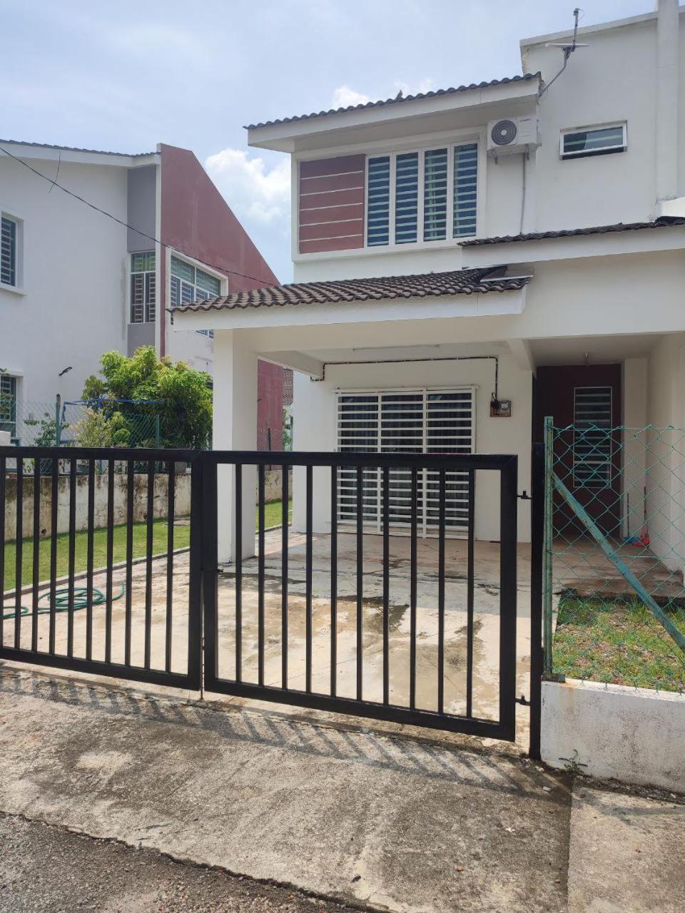 Four-Bedroom House photo 2