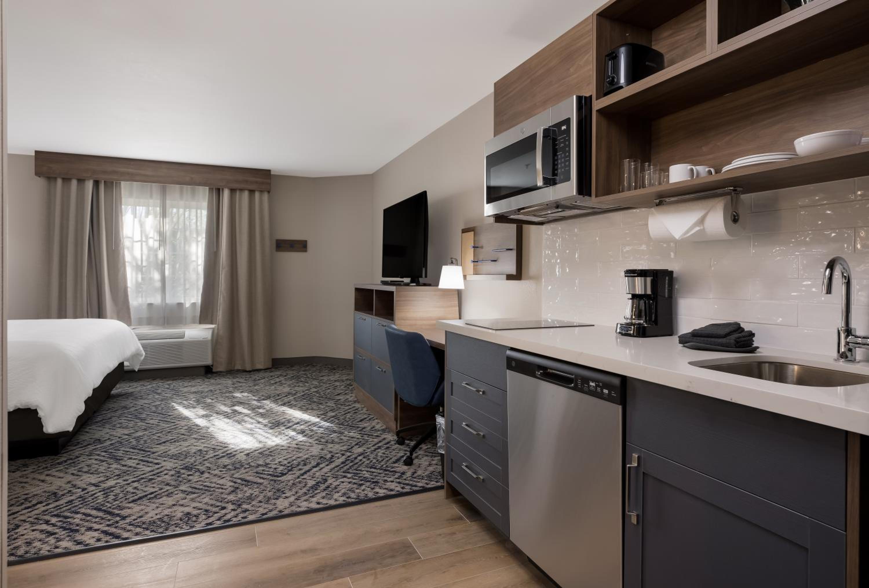 Studio Suite with Two Double Beds - Photo 2