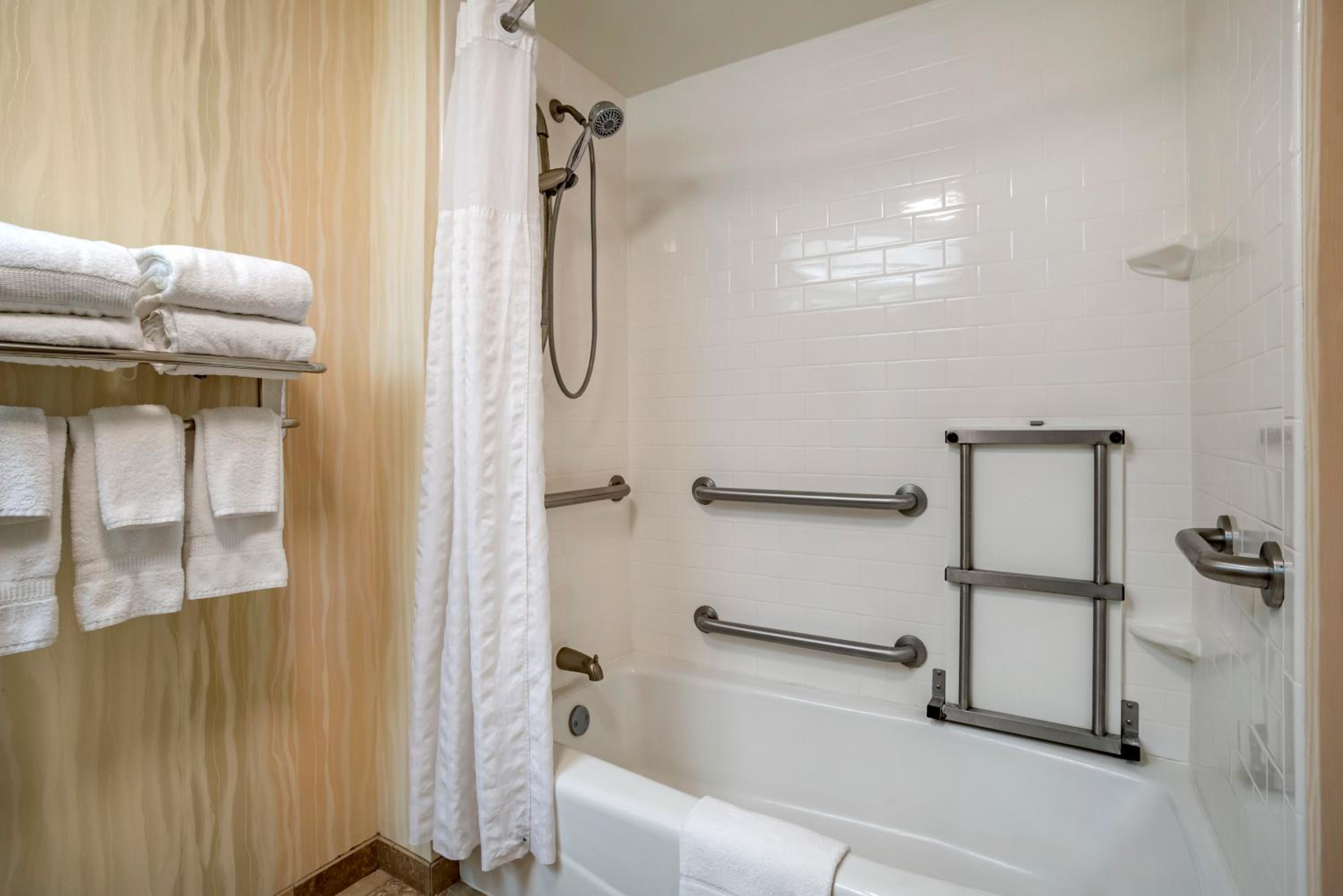 Queen Room with Tub - Accessible/Non-Smoking - Photo 3