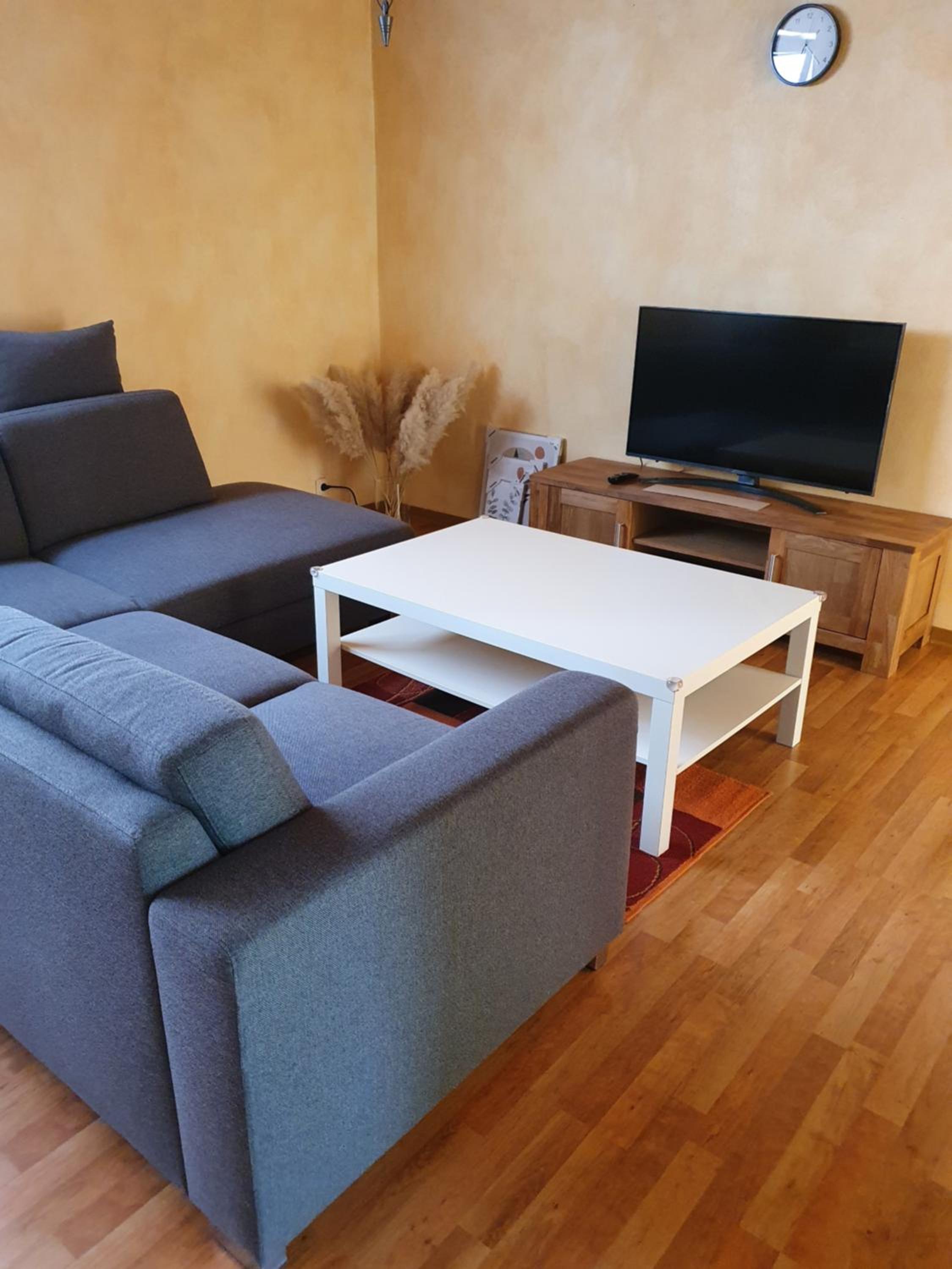 One-Bedroom Apartment photo 1