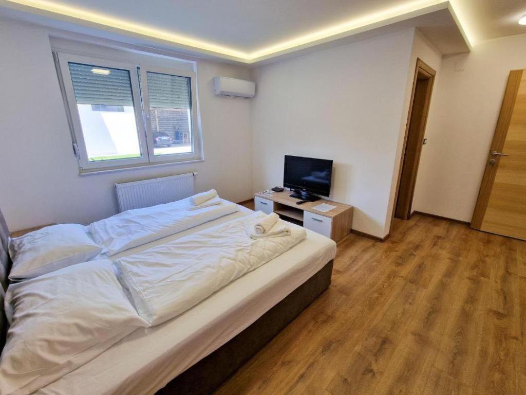 Twin Room With Private Bathroom photo 3