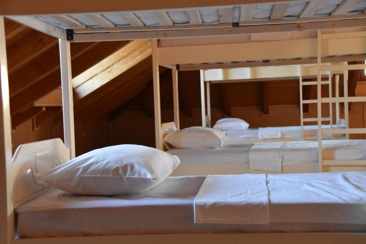 Bed in 10-Bed Mixed Dormitory Room photo 1