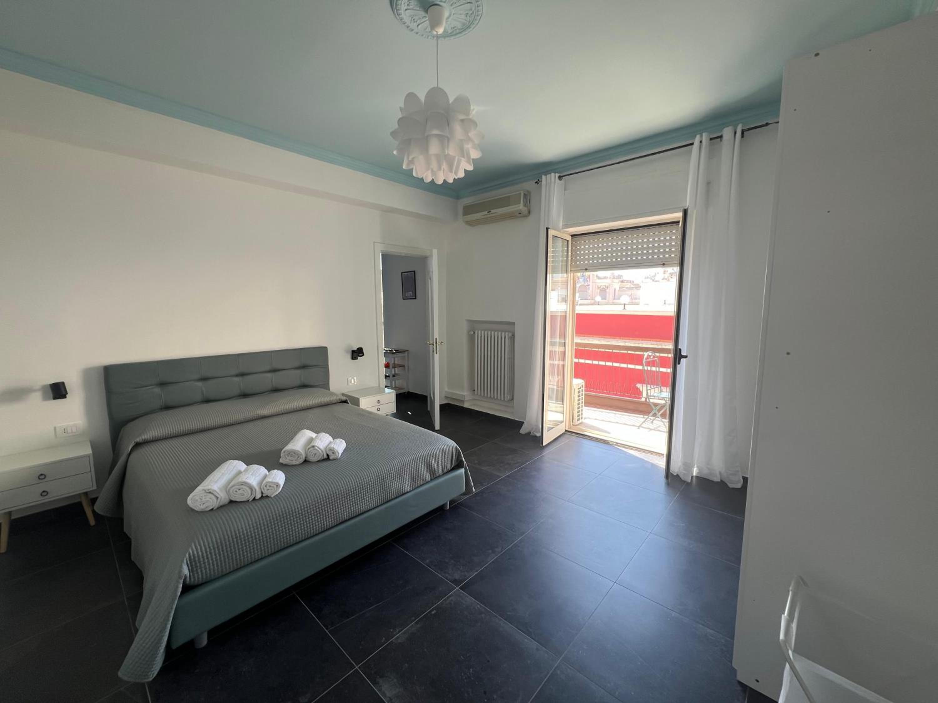 Deluxe One-Bedroom Apartment with City View photo 2