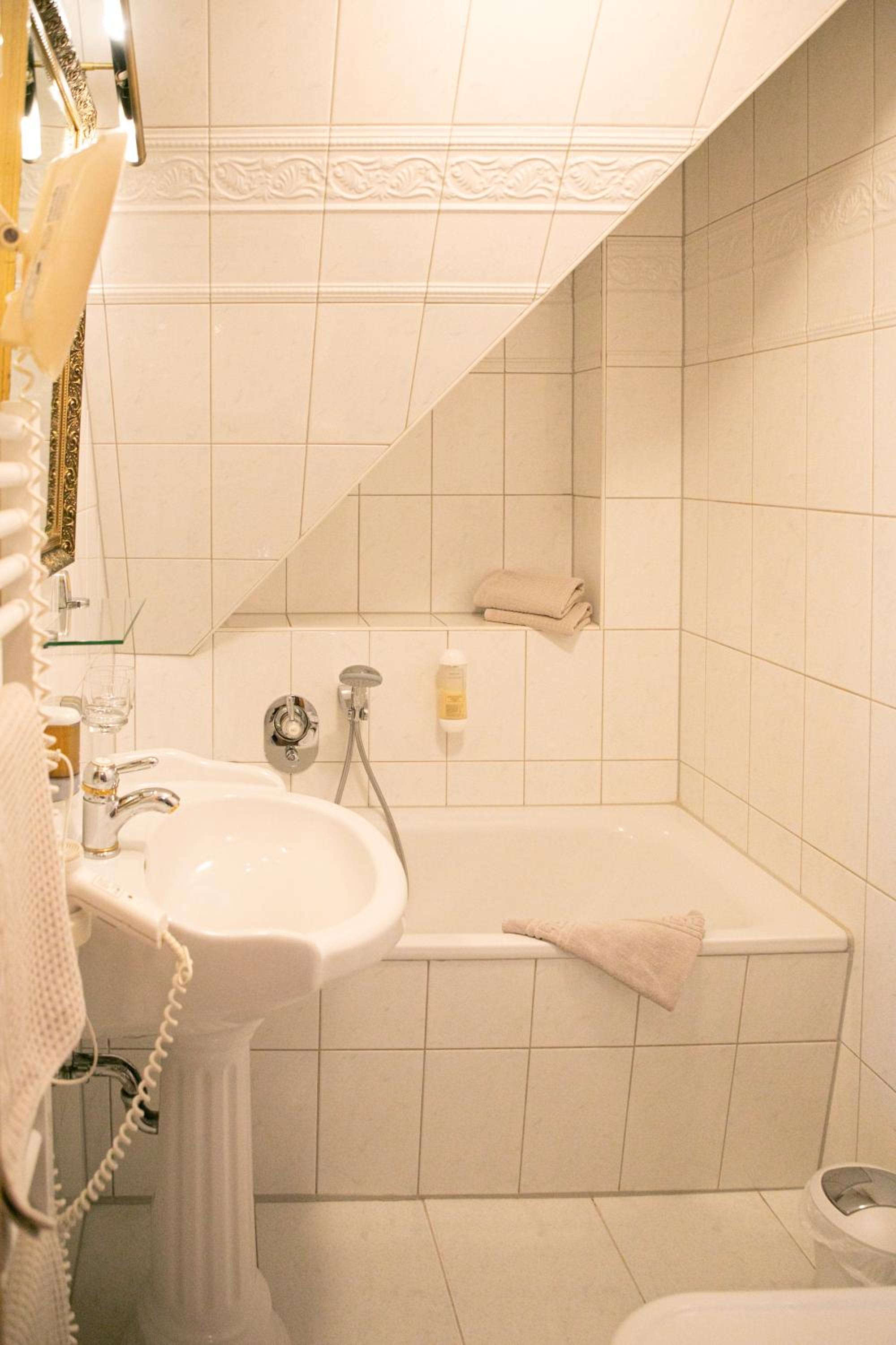 Economy Double Room with small Bathtub photo 2