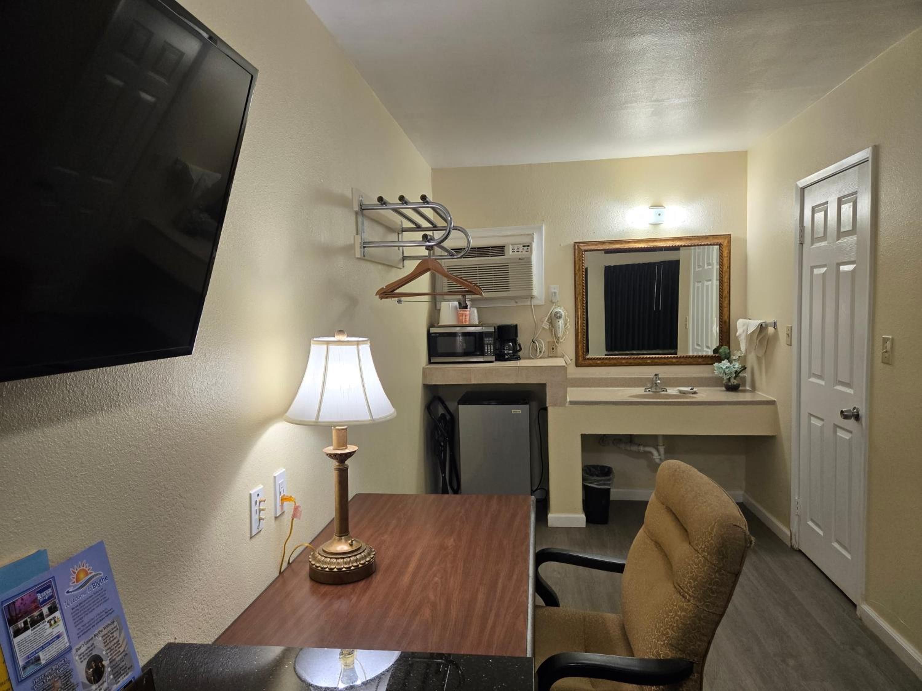 King Room with Pool View - Photo 19