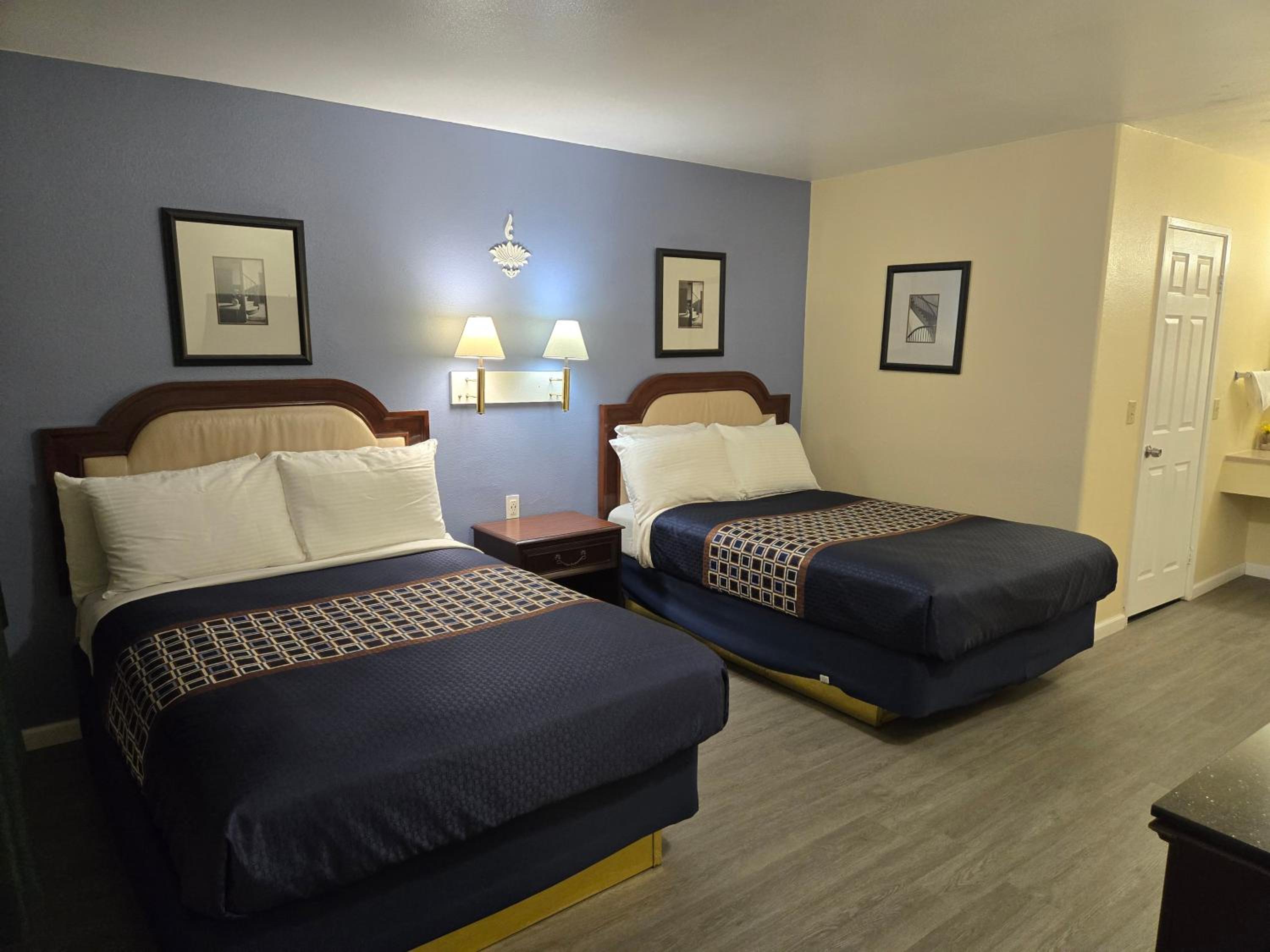 Queen Room with Two Queen Beds - Non-Smoking - Photo 5