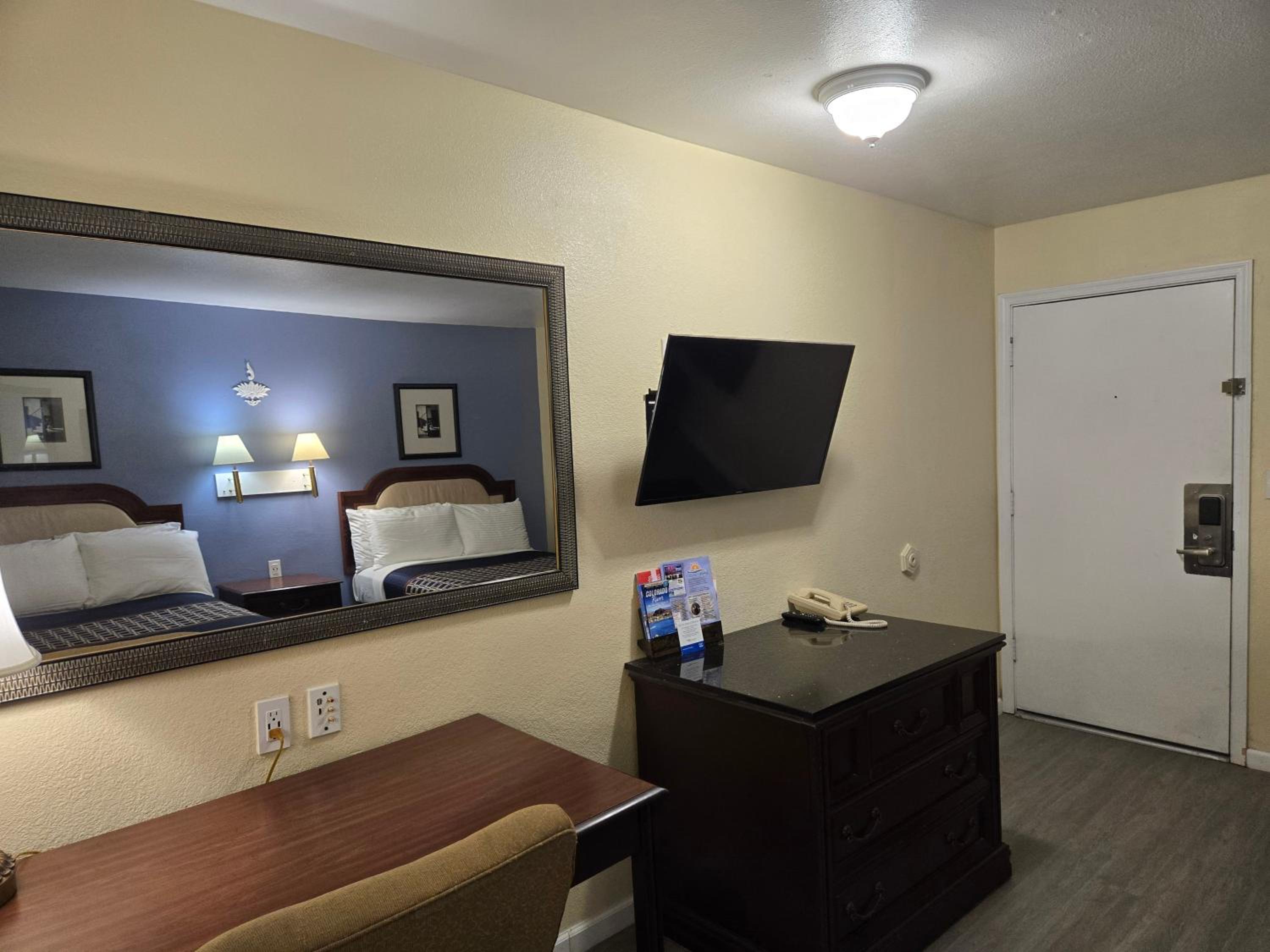 Queen Room with Two Queen Beds - Non-Smoking - Photo 2