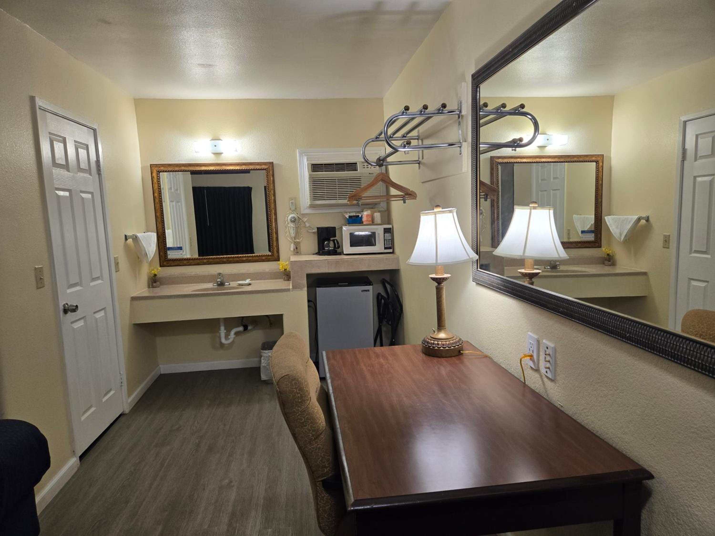Queen Room with Two Queen Beds - Non-Smoking - Photo 15