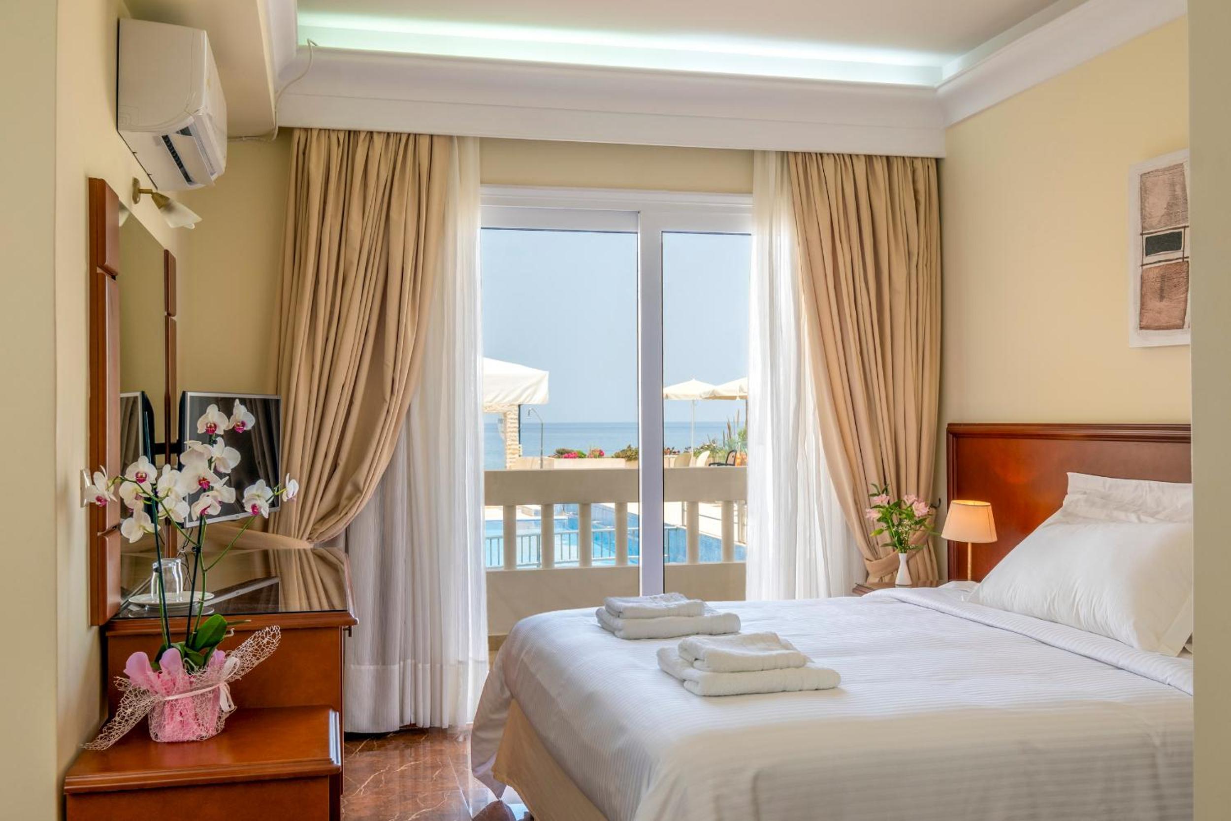 Double Room with Pool View - Photo 1
