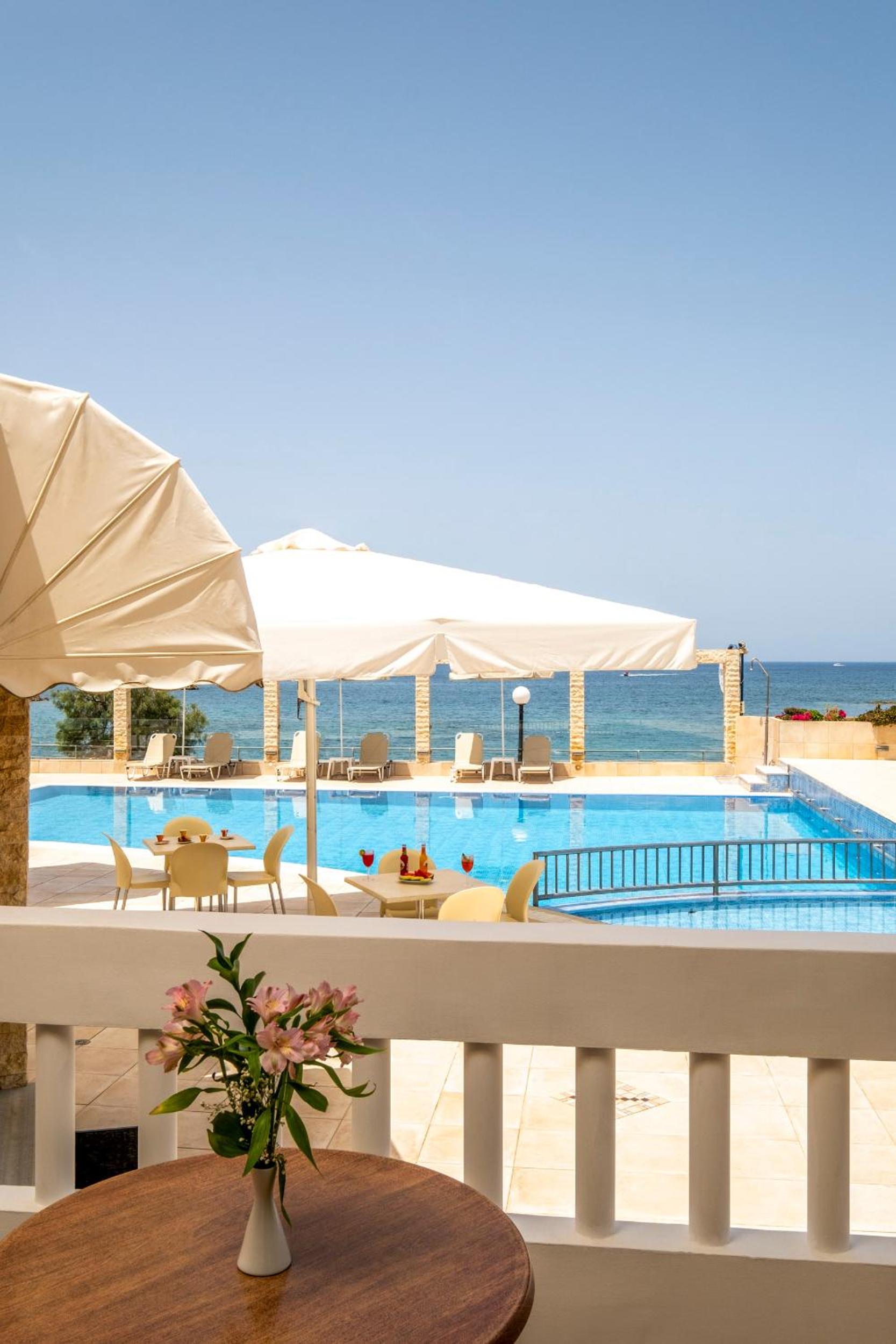 Double Room with Pool View - Photo 4