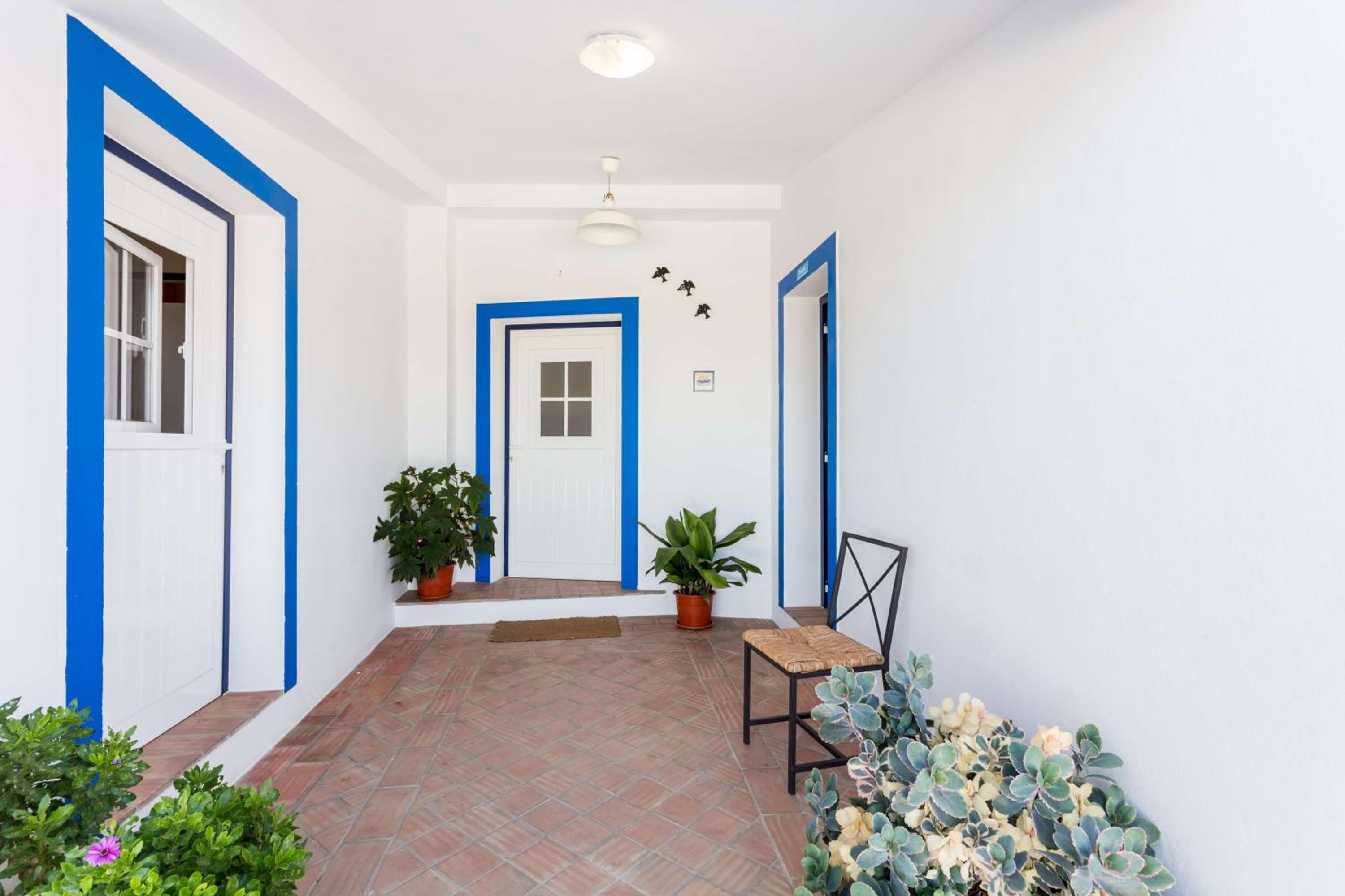 Five-Bedroom House - Photo 4