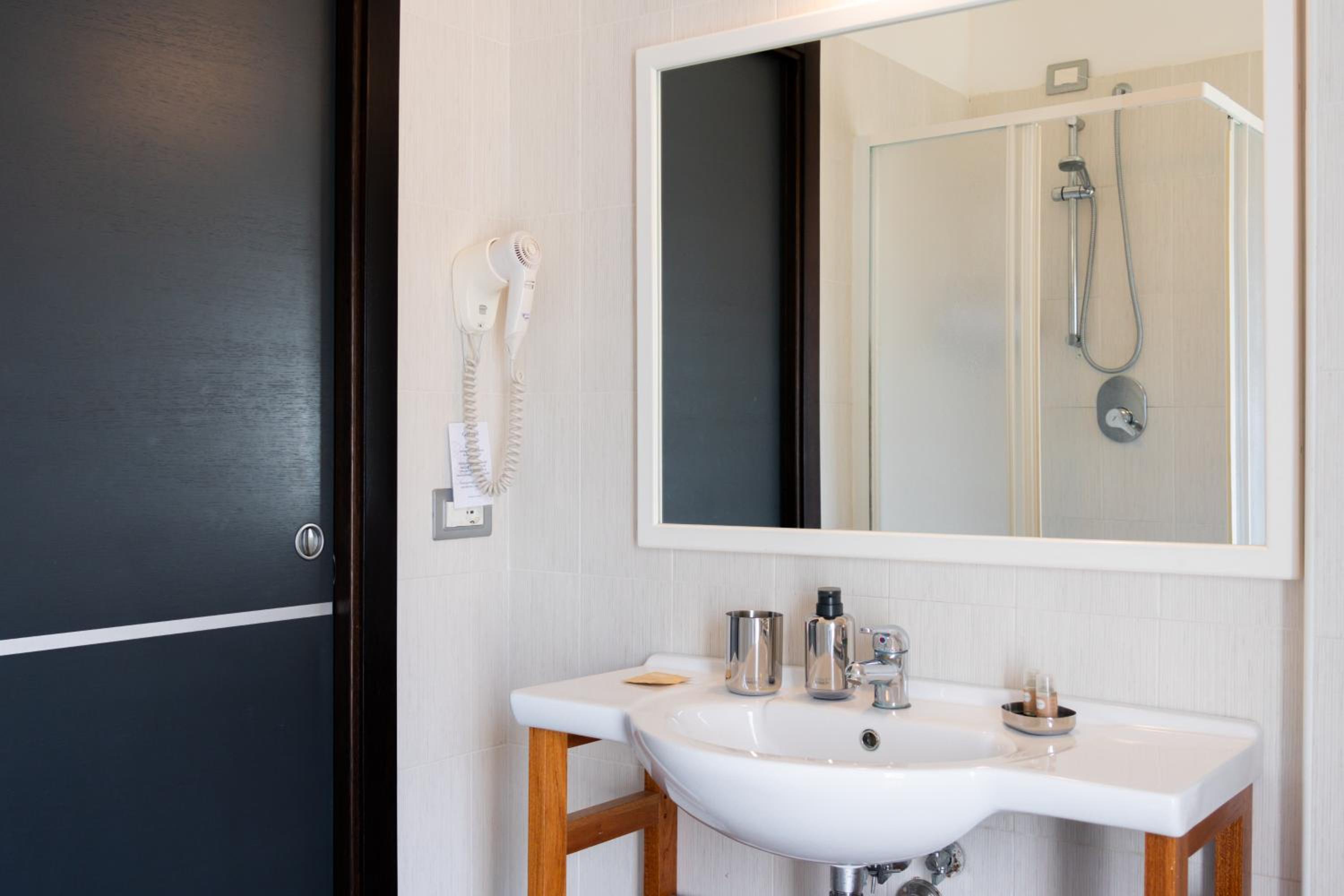 Superior Double Room - Disability Access photo 3