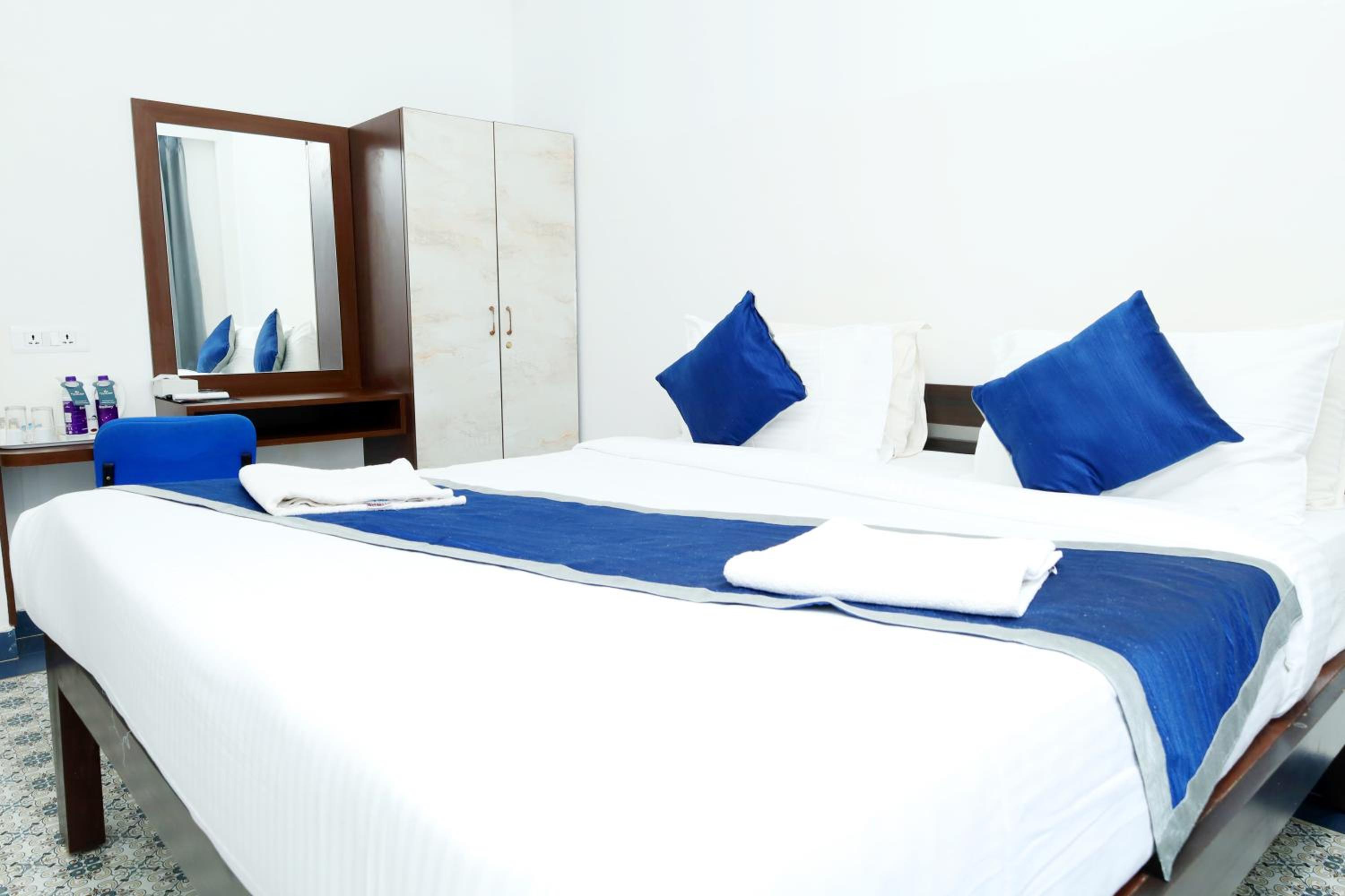 Deluxe King Room - Photo 2