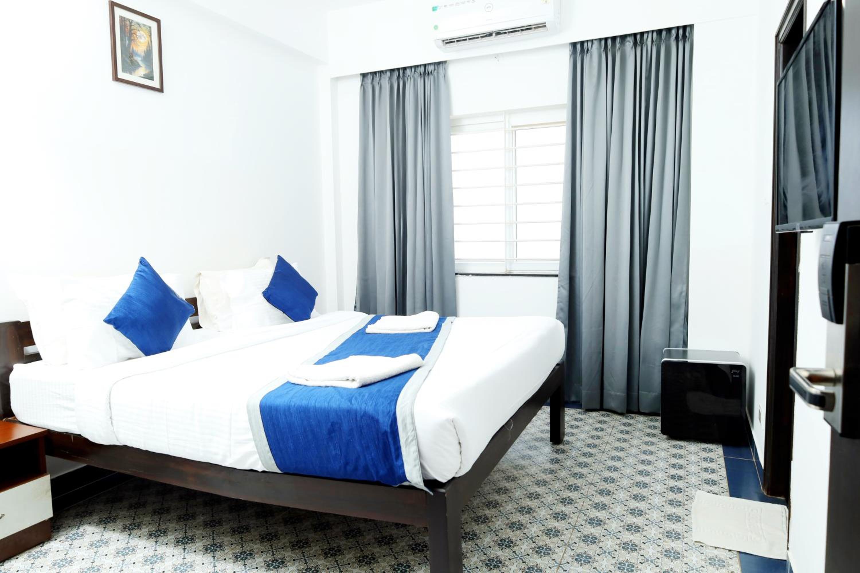 Deluxe King Room - Photo 3