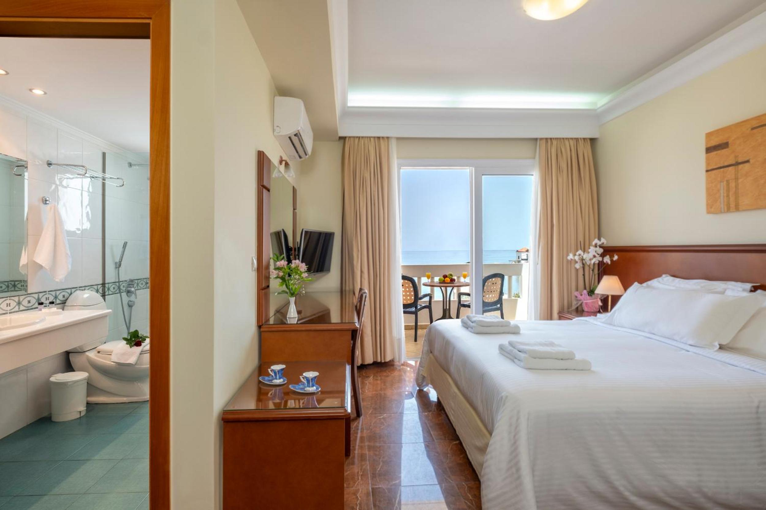 Superior Double  Room with Sea View - Photo 3