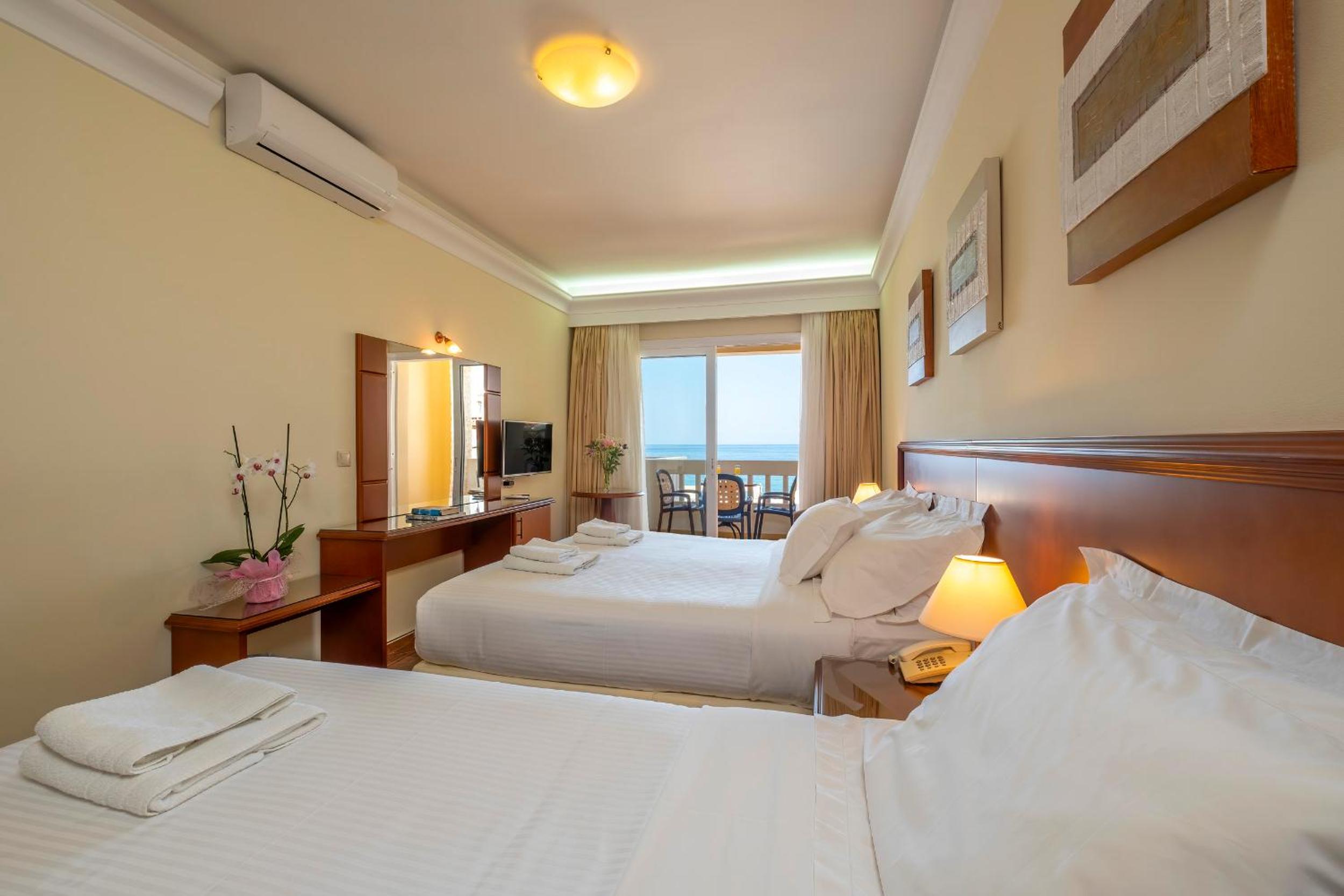 Superior Triple Room with Sea View - Photo 3