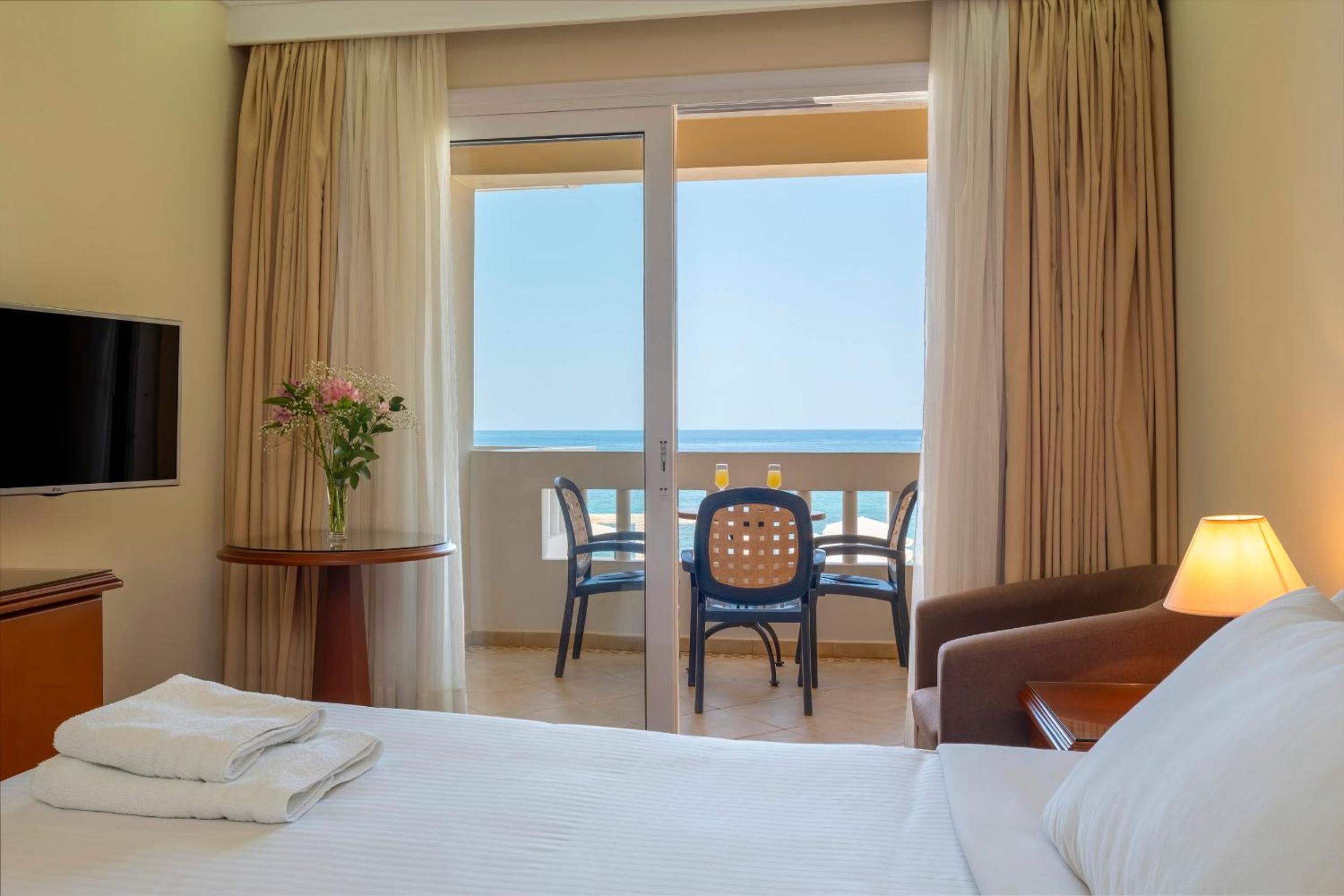 Superior Triple Room with Sea View - Photo 2