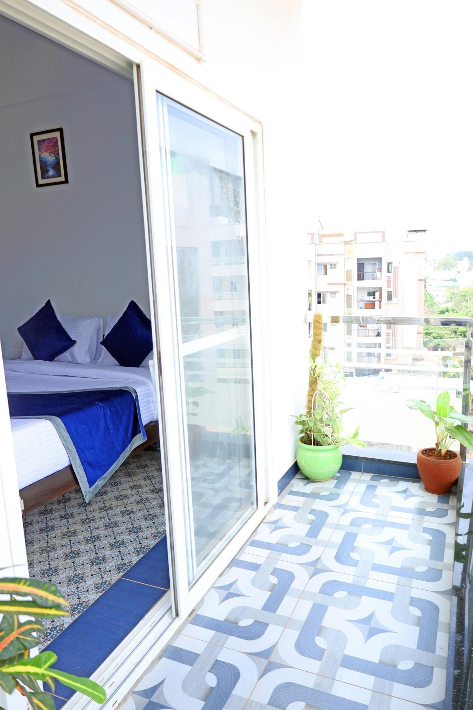 Queen Room with Balcony photo 2