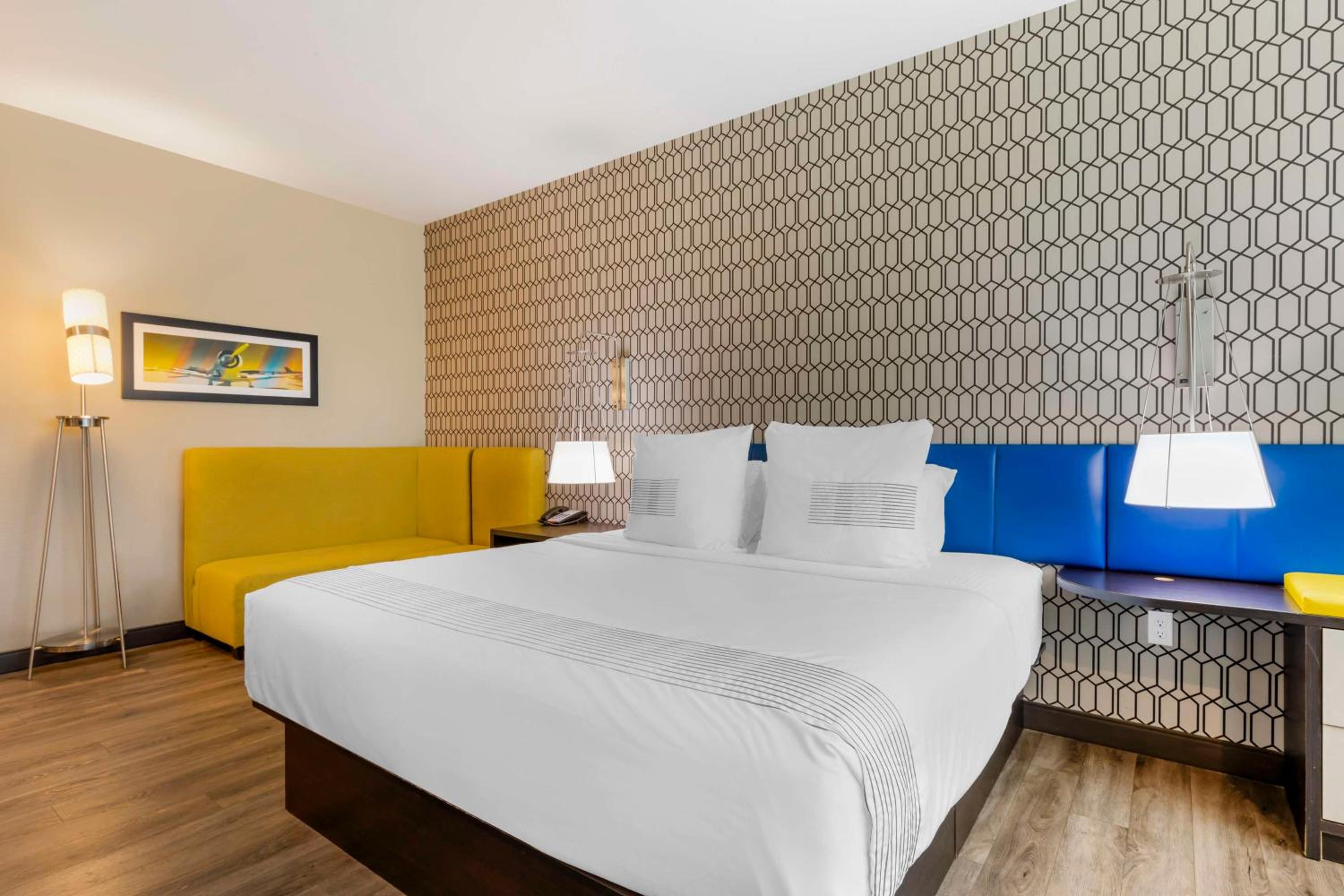 GLō Best Western Dallas South DeSoto, Photo 3