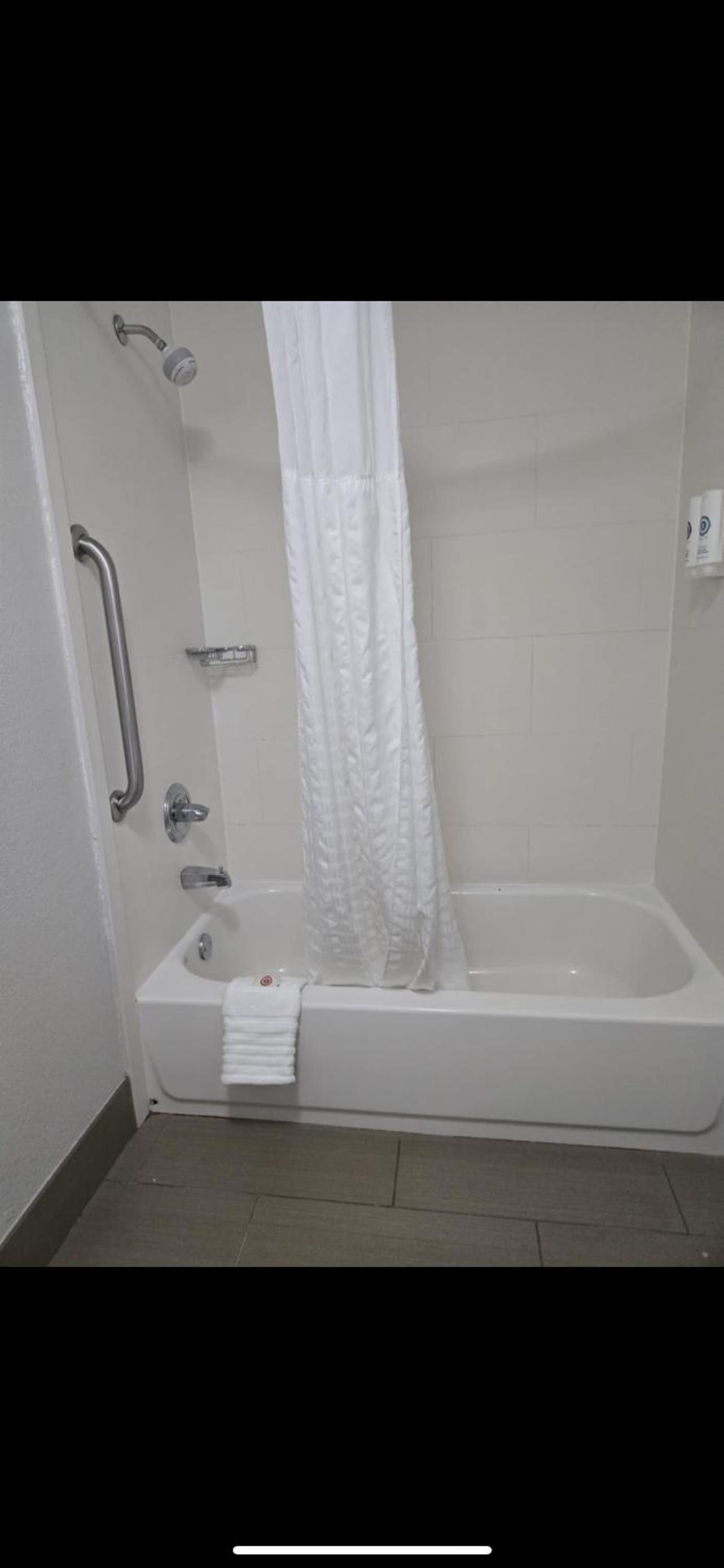 Queen Suite with Two Queen Beds - Non-Smoking - Photo 3