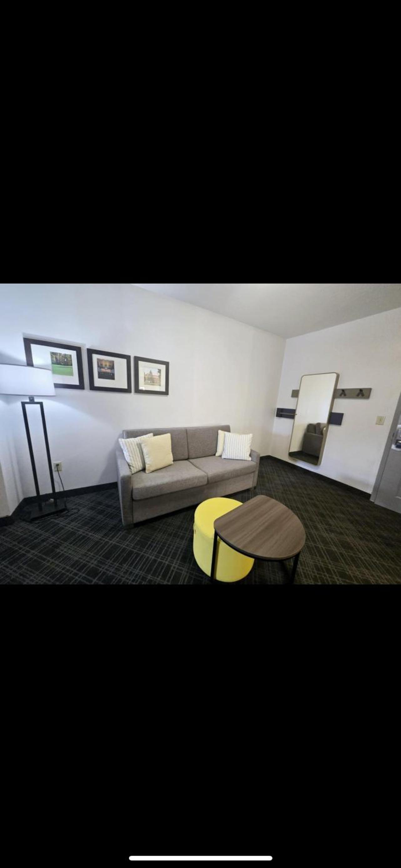 Queen Suite with Two Queen Beds - Non-Smoking - Photo 2