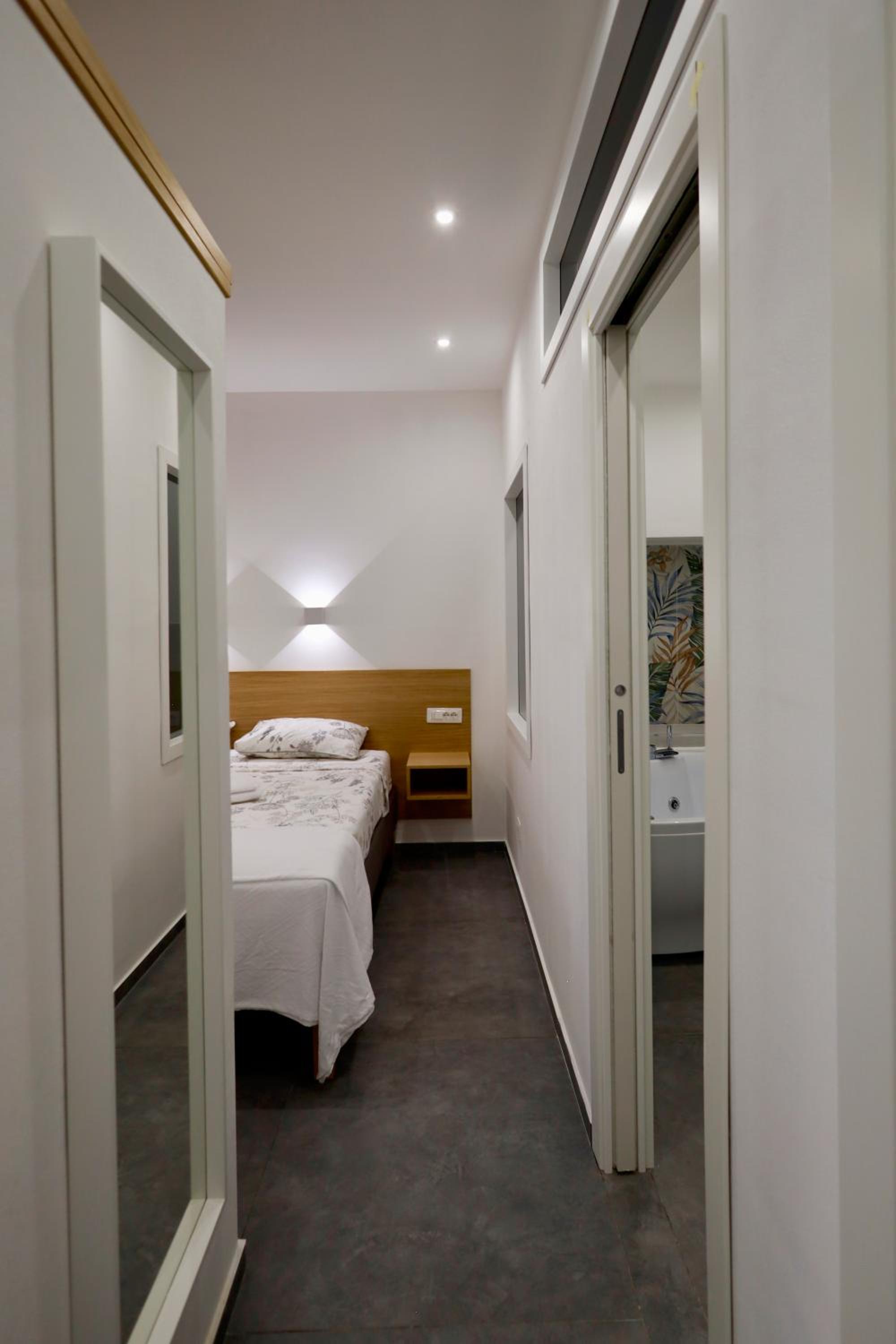 Studio with Spa Bath - Photo 7