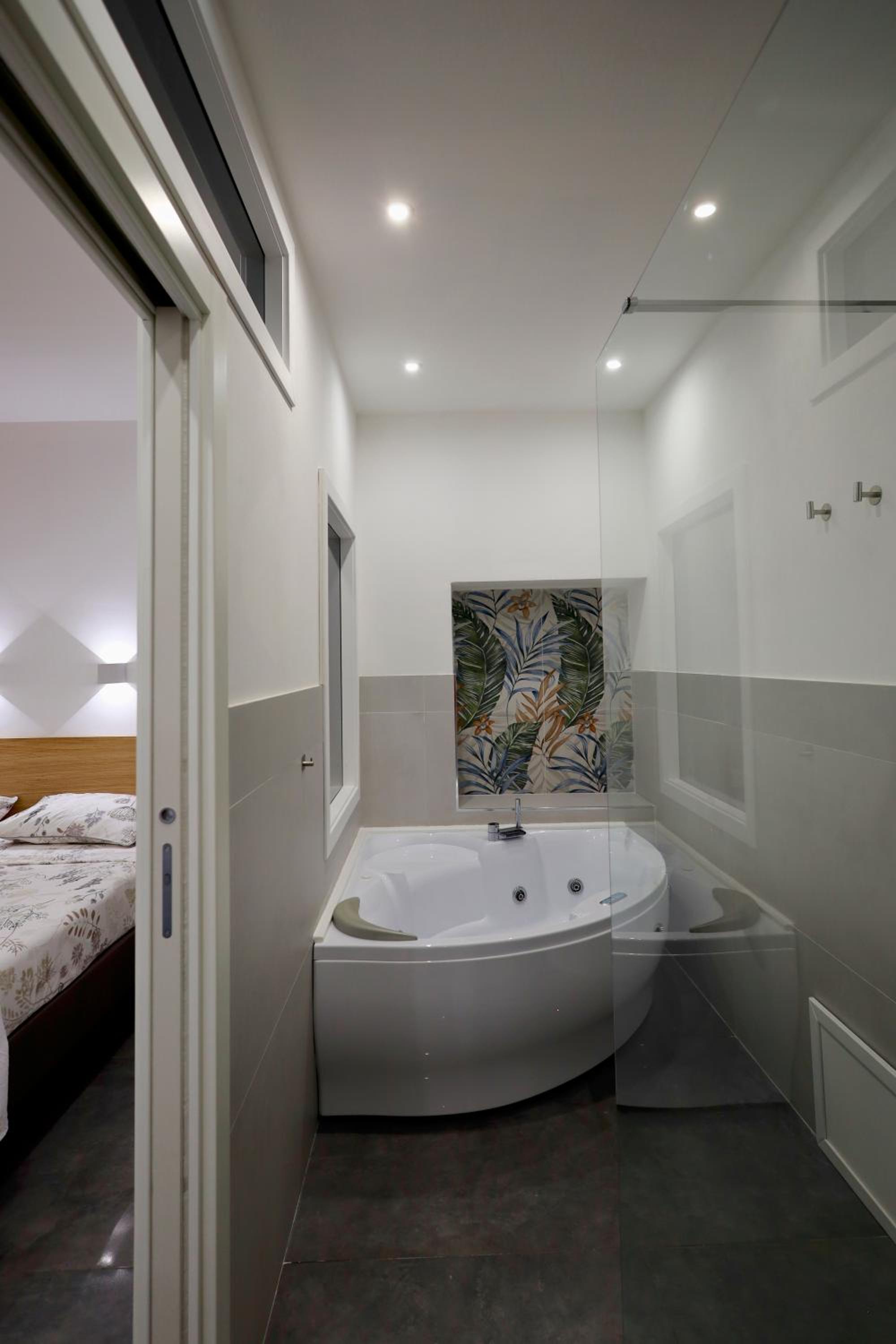 Studio with Spa Bath - Photo 9