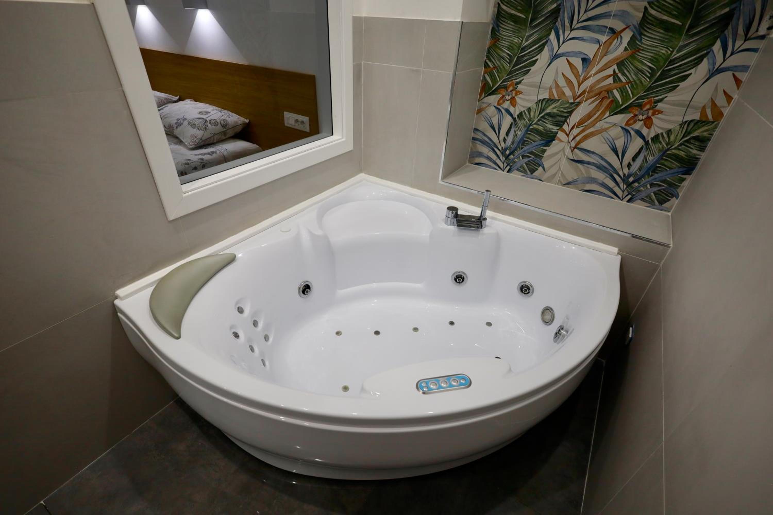 Studio with Spa Bath - Photo 23