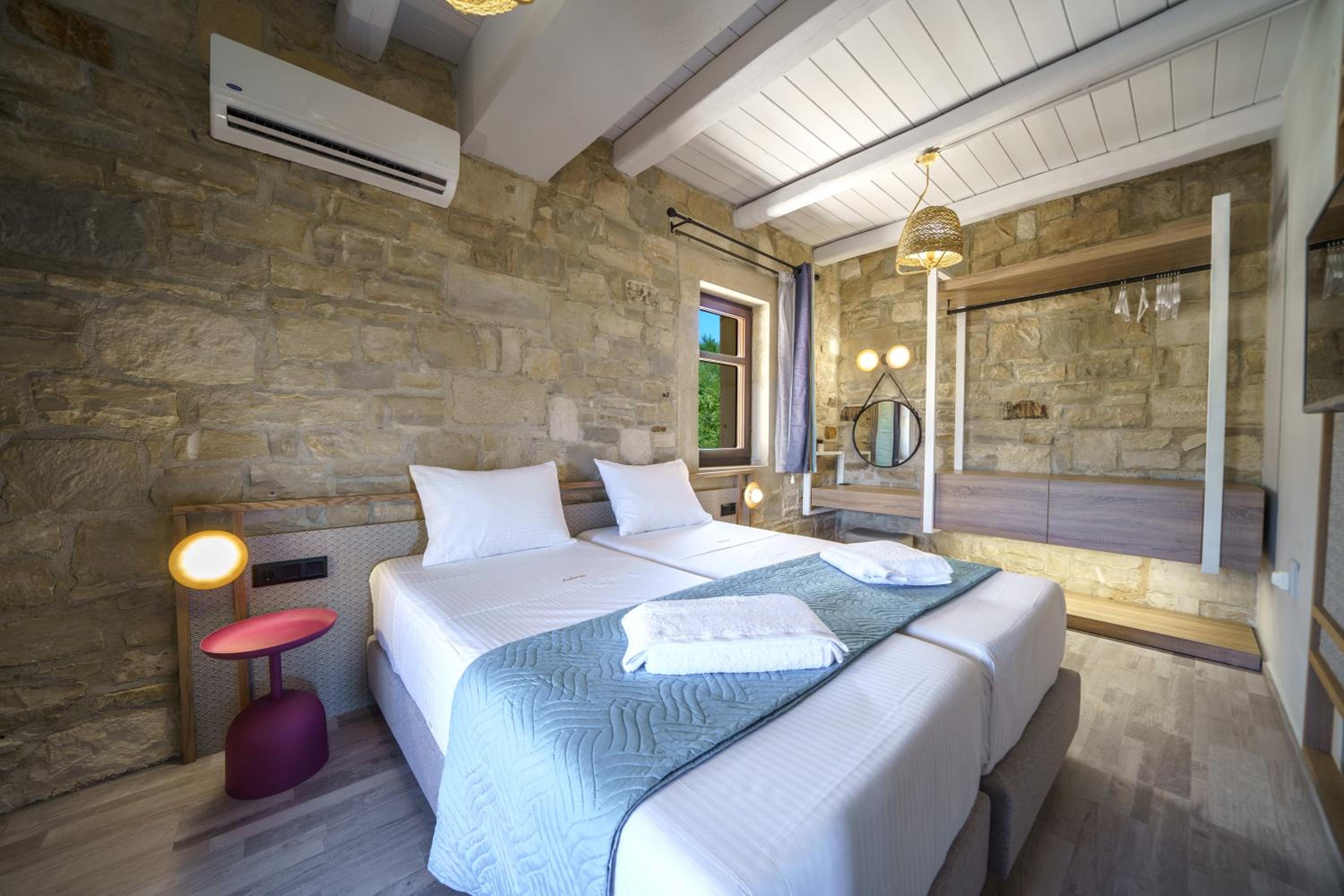 Villa with Private Pool - Photo 2