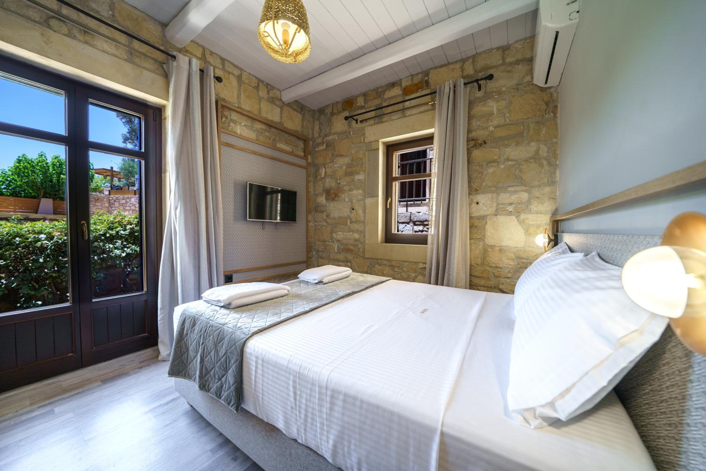 Villa with Private Pool - Photo 6