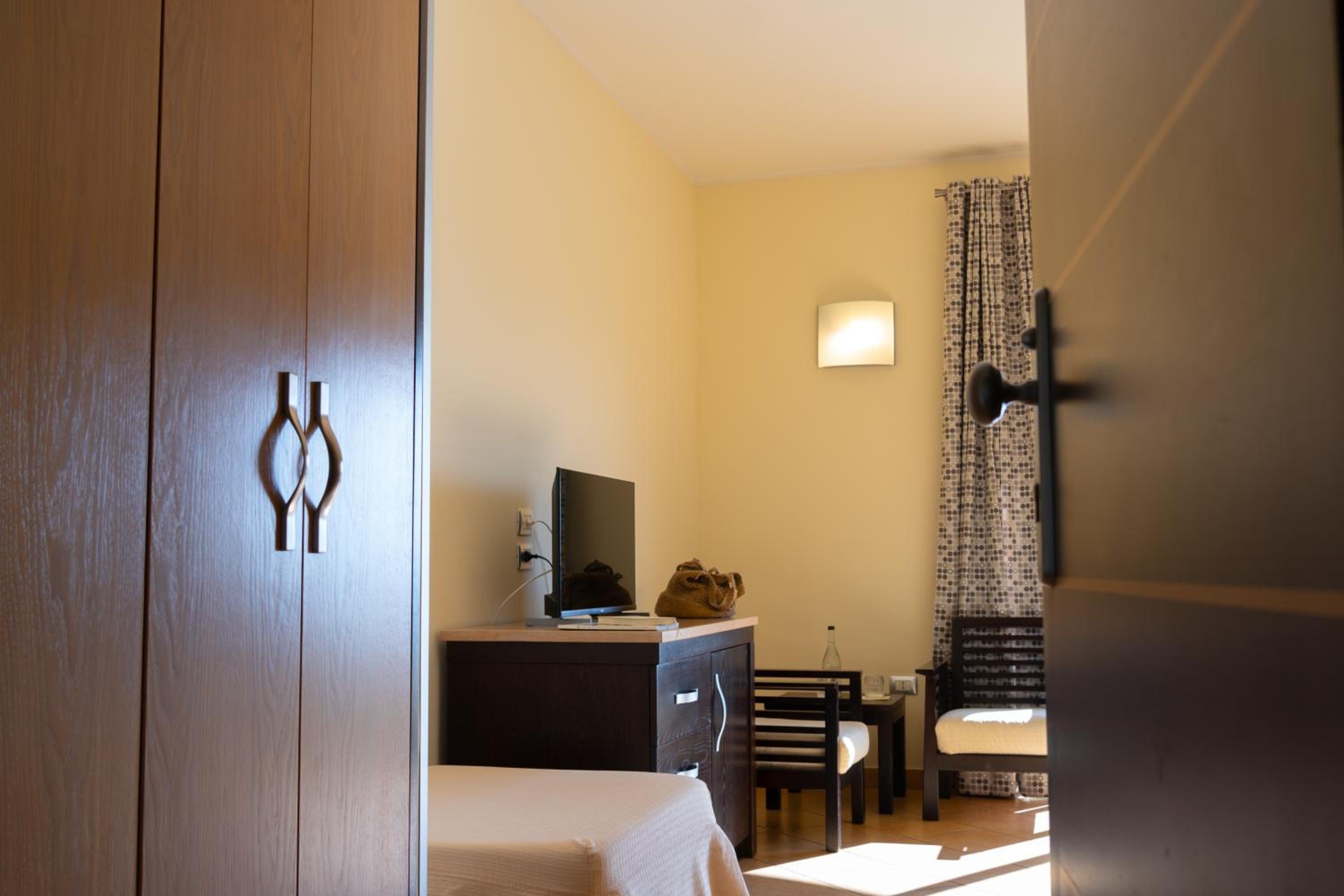 Deluxe Double Room with Sea View - Photo 2