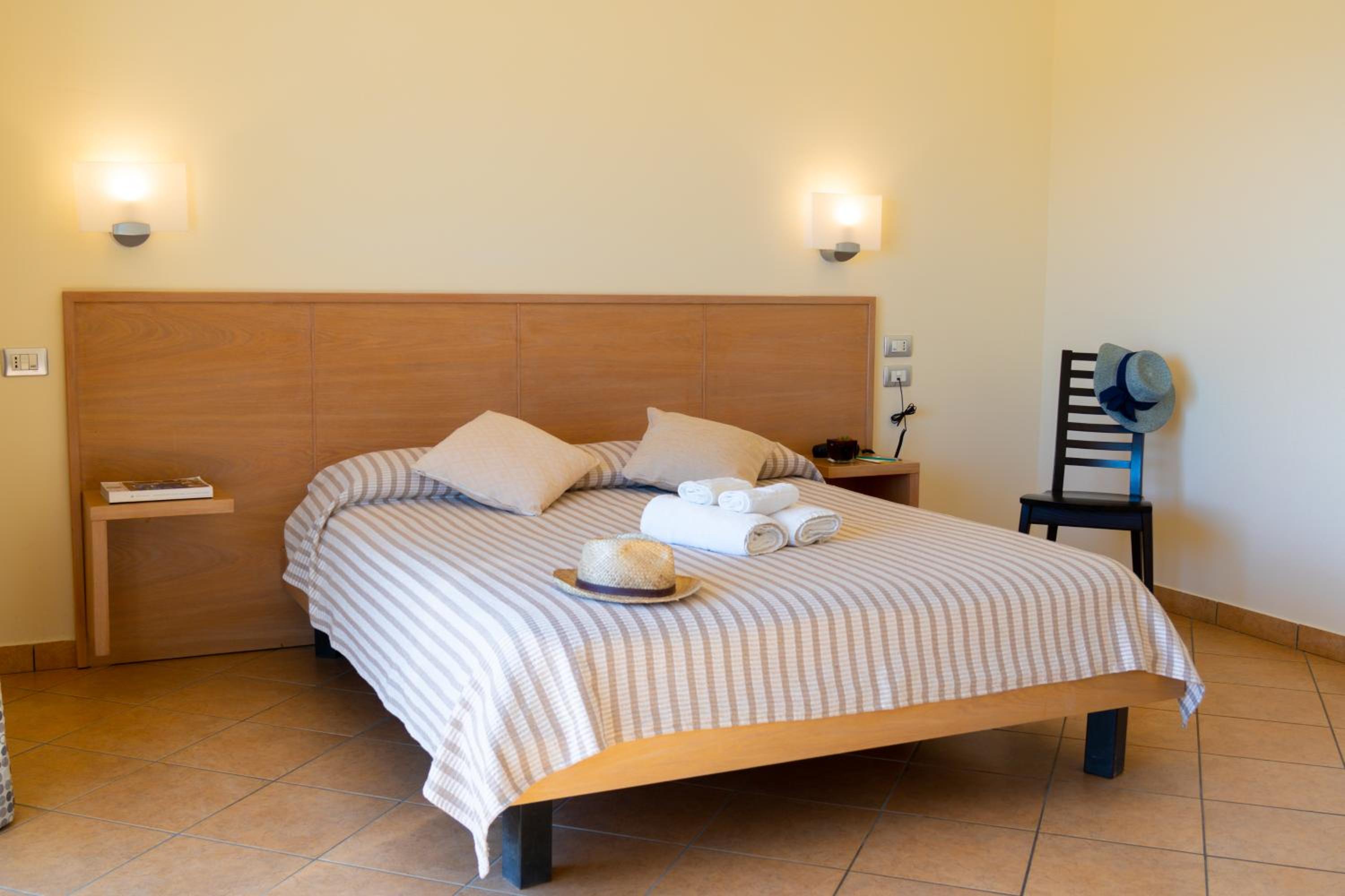 Deluxe Double Room with Sea View - Photo 7